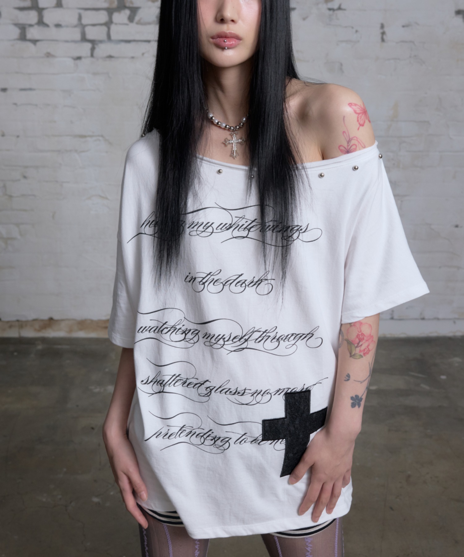 A'GEM/9 × .kom 『NIIER NOR/ニーアノア』 LETTERING OFF SHOULDER TEE