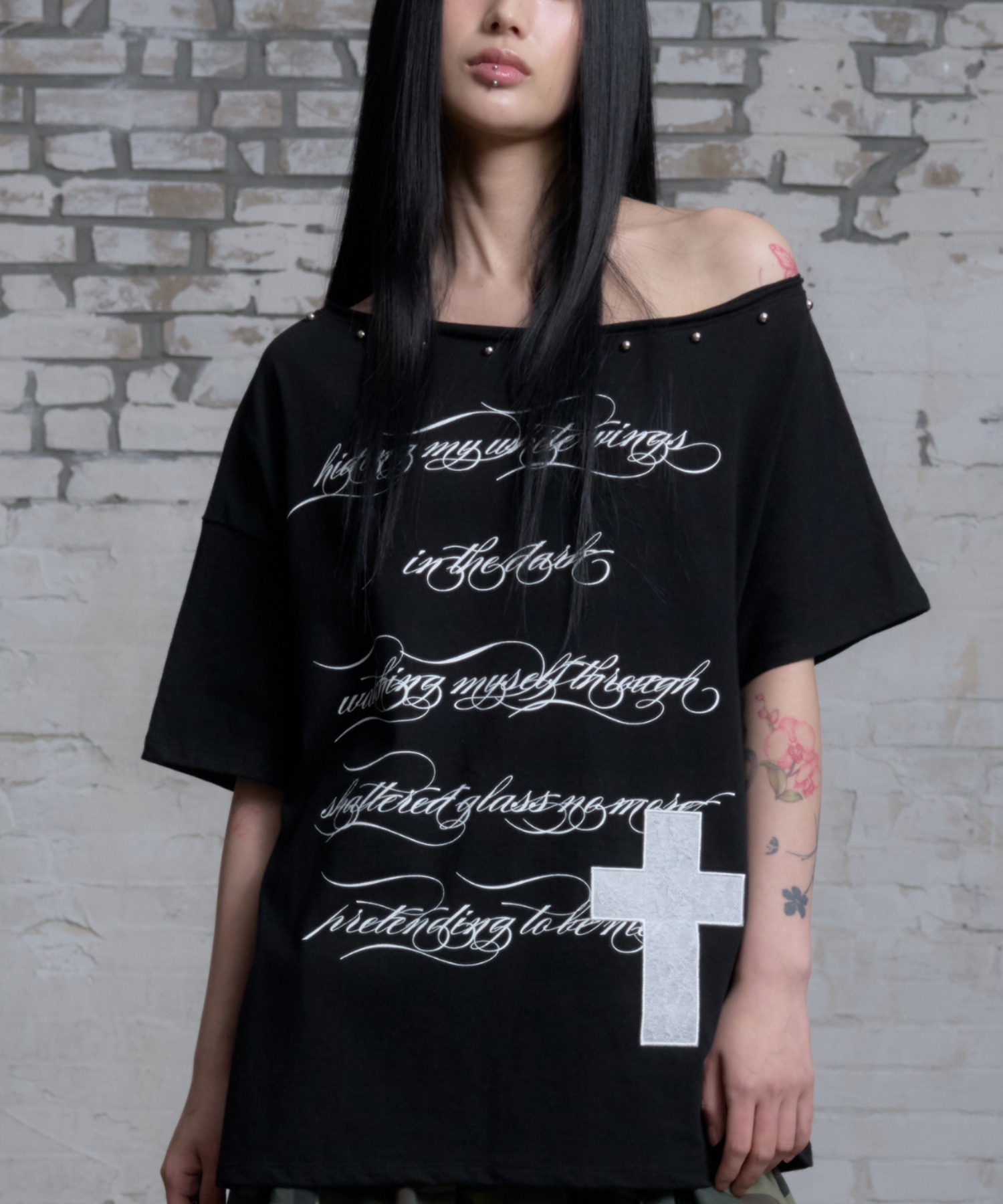 『NIIER NOR』 LETTERING OFF SHOULDER TEE A'GEM/9 × .kom 『NIIER NOR/ニーアノア』 LETTERING OFF SHOULDER TEE