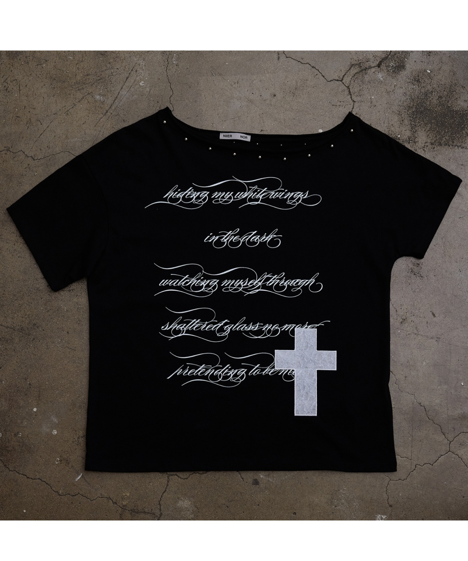 A'GEM/9 × .kom 『NIIER NOR/ニーアノア』 LETTERING OFF SHOULDER TEE