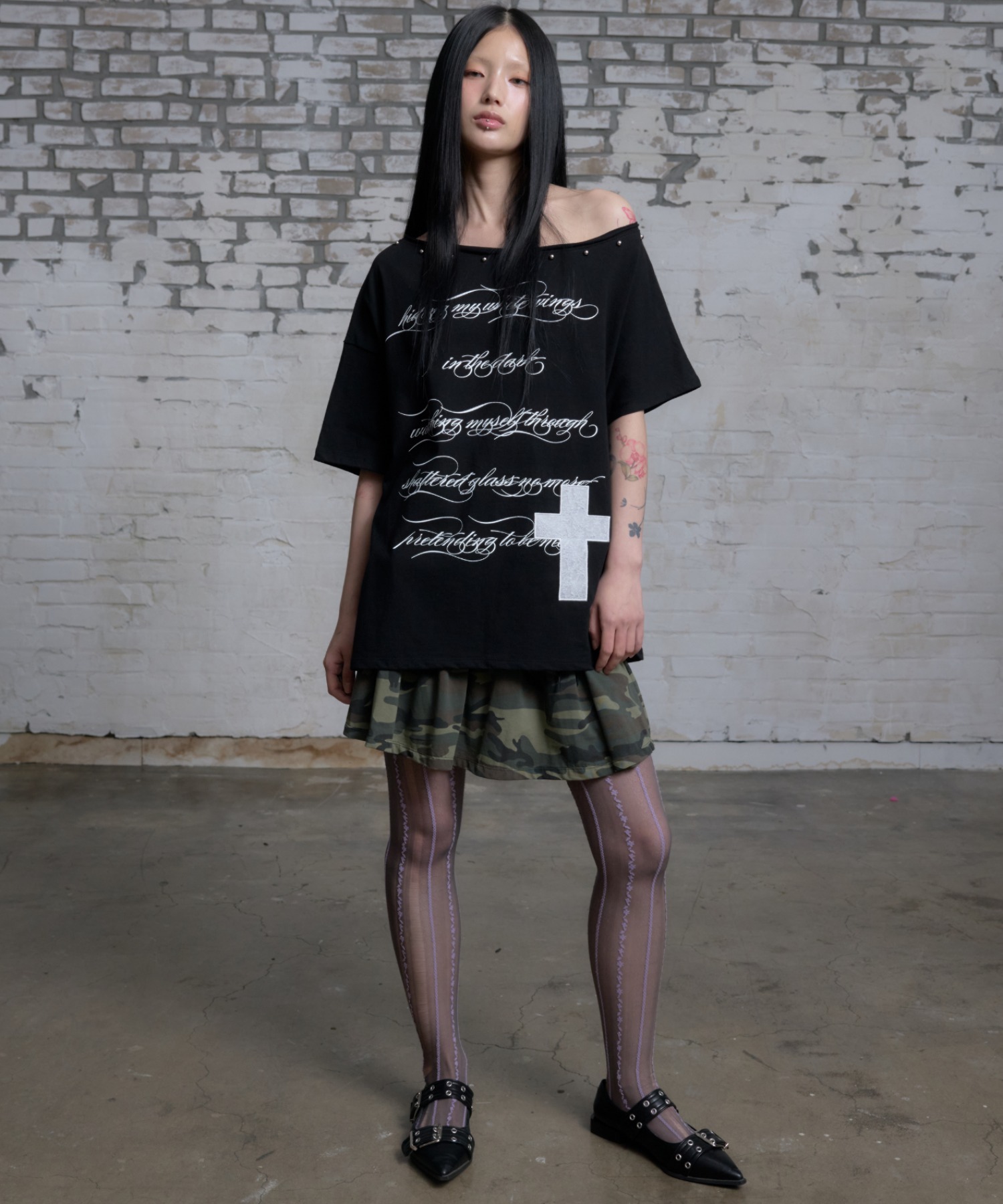 『NIIER NOR』 LETTERING OFF SHOULDER TEE A'GEM/9 × .kom 『NIIER NOR/ニーアノア』 LETTERING OFF SHOULDER TEE