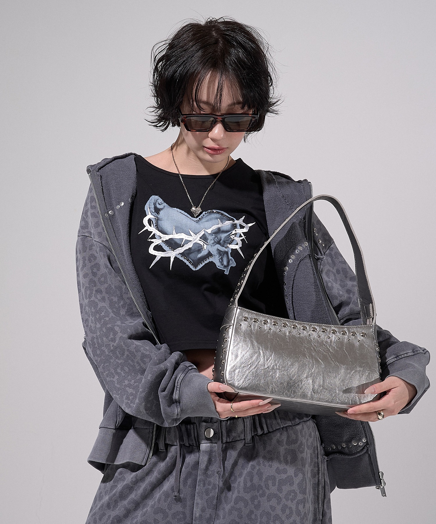 Stud Bleach Leopard Zip Hoodie — худи с леопардовым принтом и заклёпками, можно надевать сверху