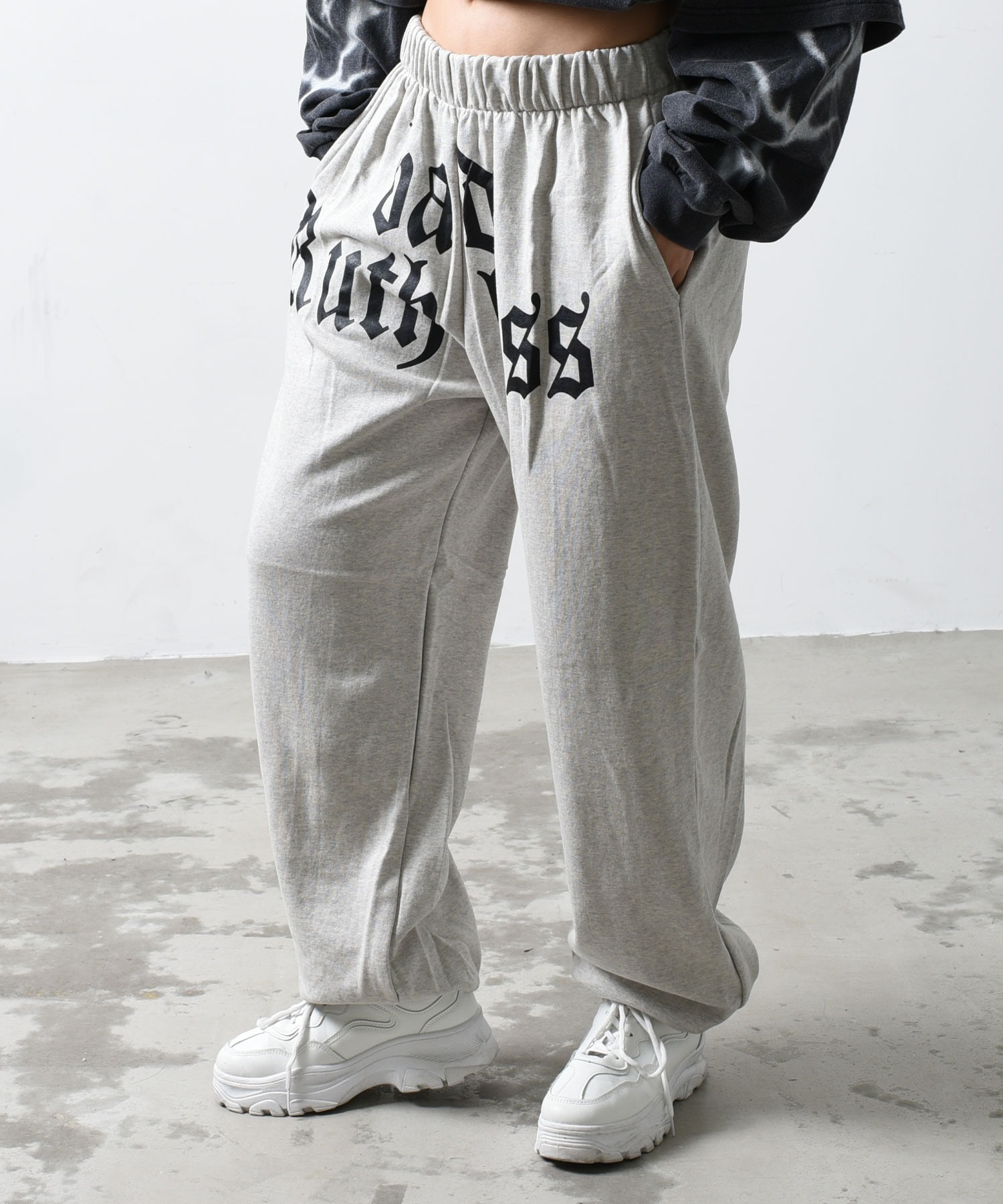 A'GEM/9 × .kom 『.kom/ドットケーオーエム』プリントスウェットパンツ