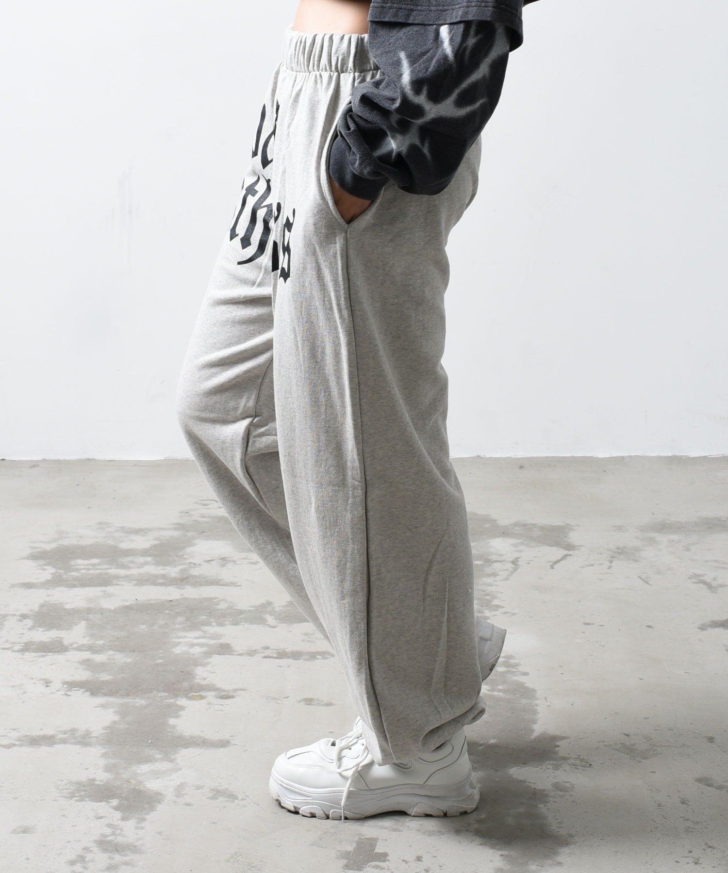 A'GEM/9 × .kom 『.kom/ドットケーオーエム』プリントスウェットパンツ