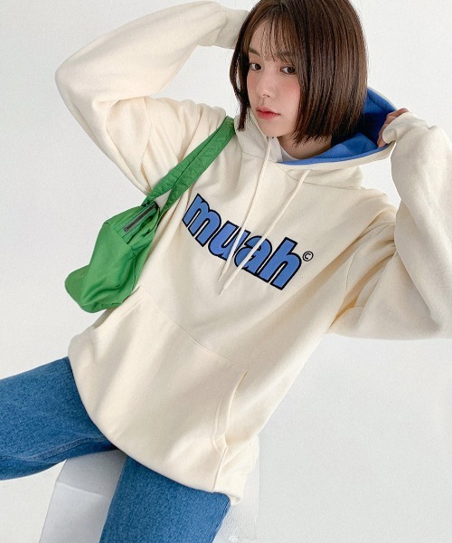 激安通販の A'GEM/9 × .kom『muah muah/ムーアムーア』SIGNATURE COMBI LOGO トップス