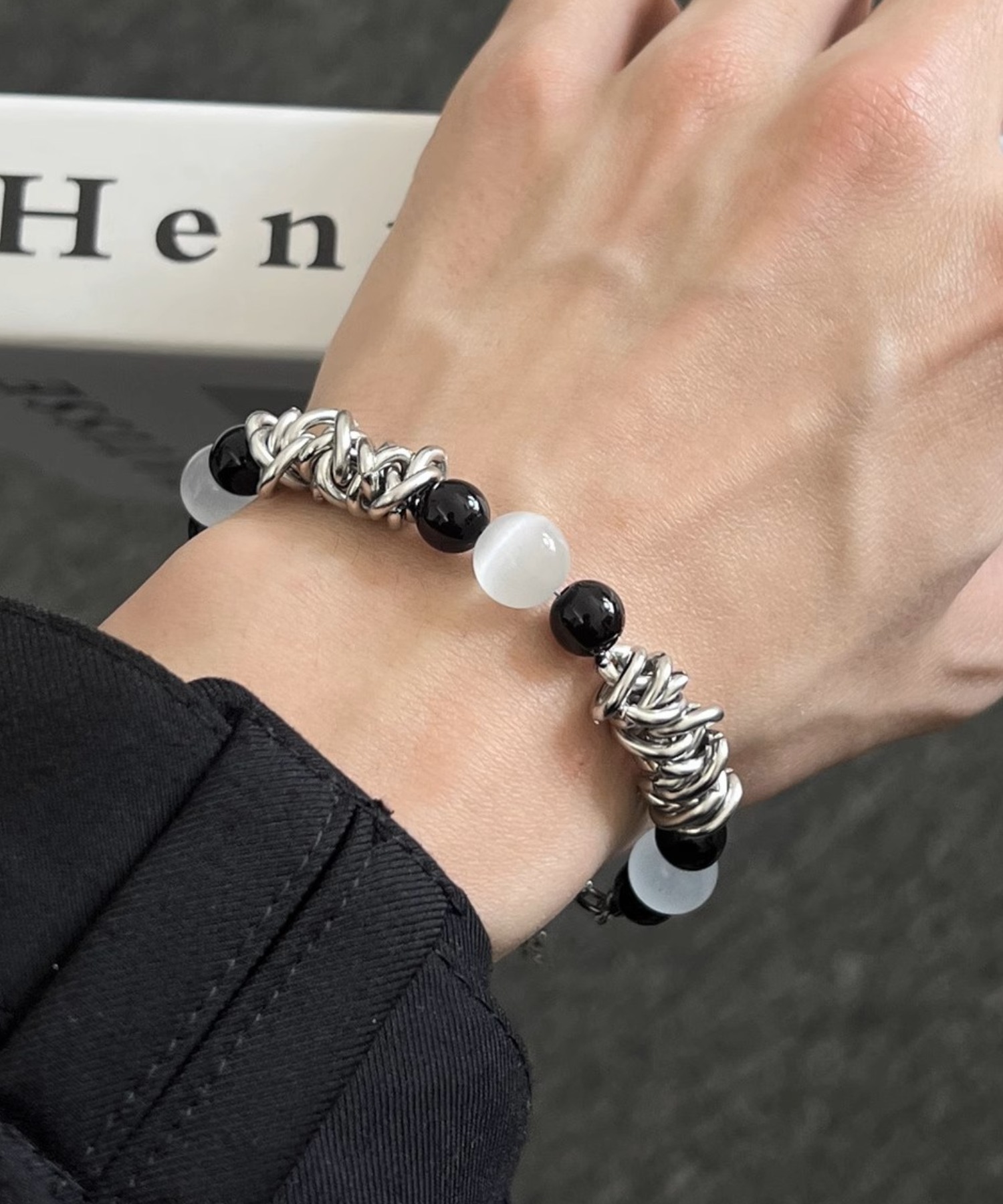 大人上品なおすすめコーデ A'GEM/9 モノトーン 『.KOM/ドットケーオーエム』 .kom × アクセサリー