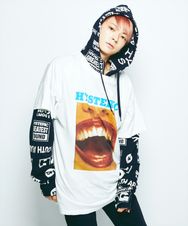 TELL ME MORE Tシャツ
