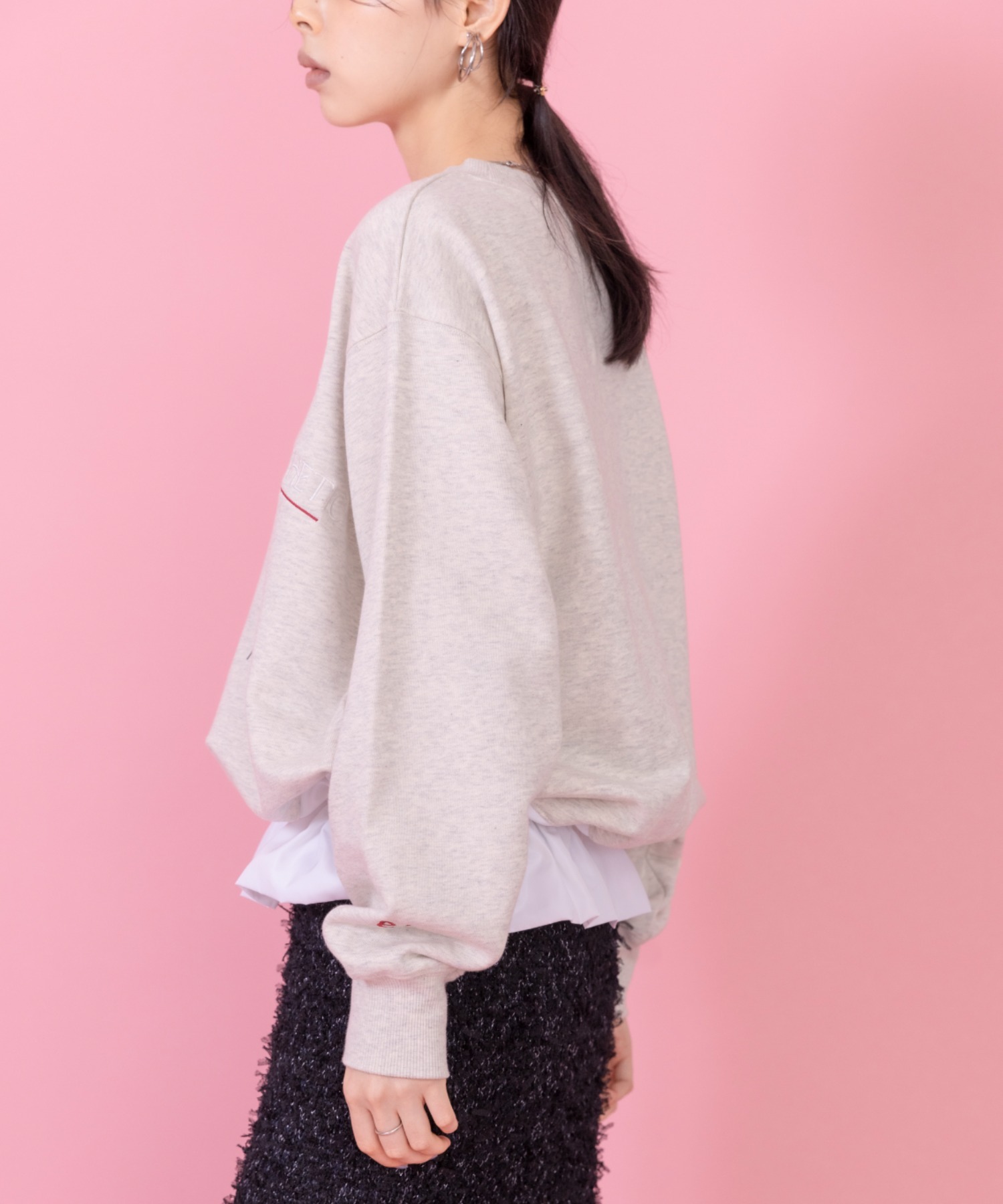 本物 テキストエンブロ裏毛プルオーバー Eimee Law エイミーロウ