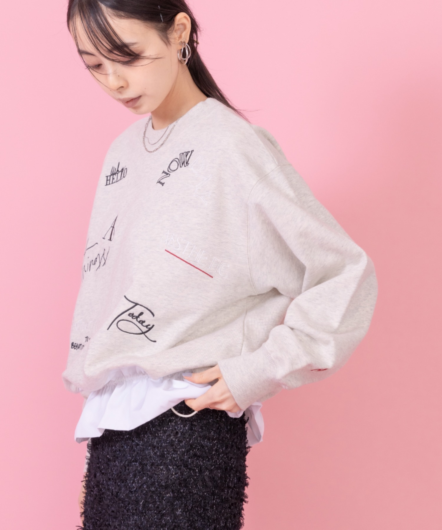 Eimee Law エイミーロウ　テキストエンブロ裏毛プルオーバー　トップス 本物 テキストエンブロ裏毛プルオーバー Eimee Law エイミーロウ