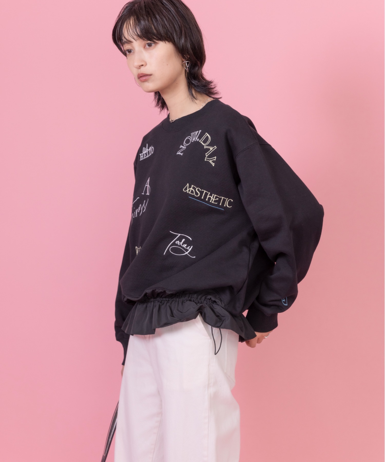 本物 テキストエンブロ裏毛プルオーバー Eimee Law エイミーロウ