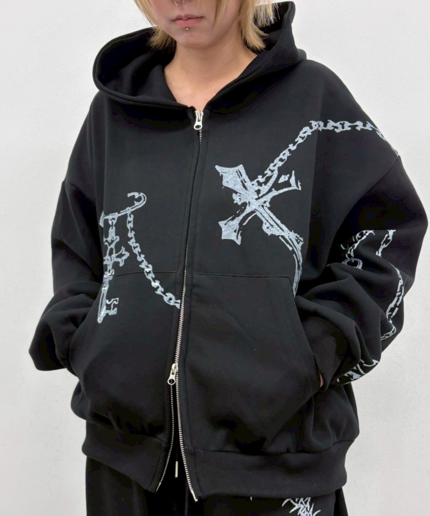 A'GEM/9 × .kom 『ARULE/アルール』Chain Cross Graphic Zip Hoodie
