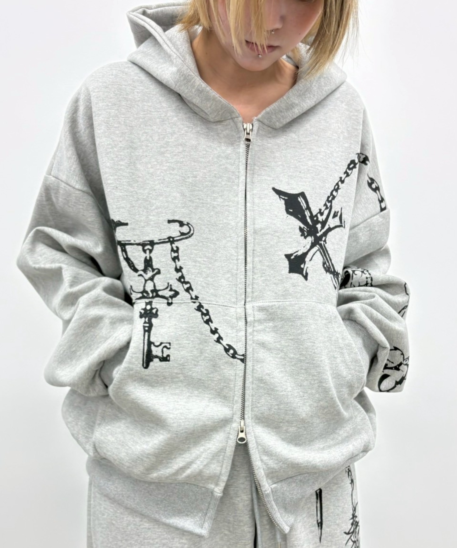 A'GEM/9 × .kom 『ARULE/アルール』Chain Cross Graphic Zip Hoodie