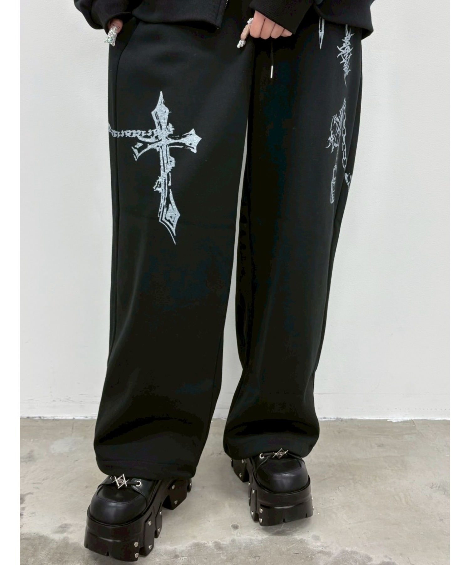 A'GEM/9 × .kom 『ARULE/アルール』Chain Cross Graphic Sweatpants