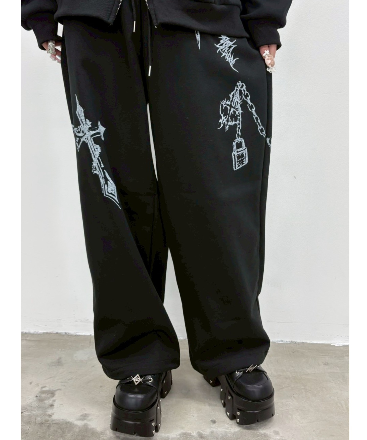 A'GEM/9 × .kom 『ARULE/アルール』Chain Cross Graphic Sweatpants