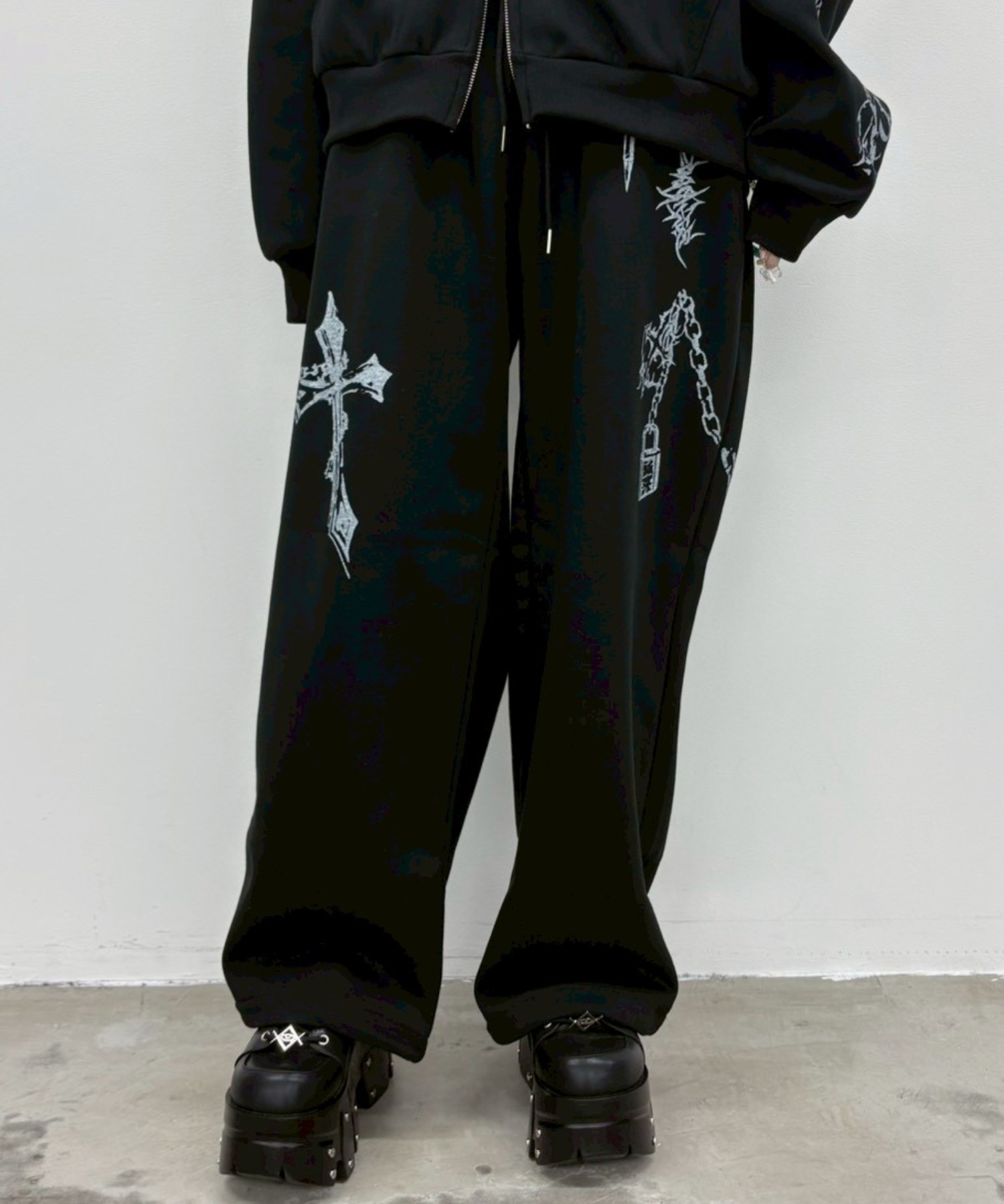 A'GEM/9 × .kom 『ARULE/アルール』Chain Cross Graphic Sweatpants