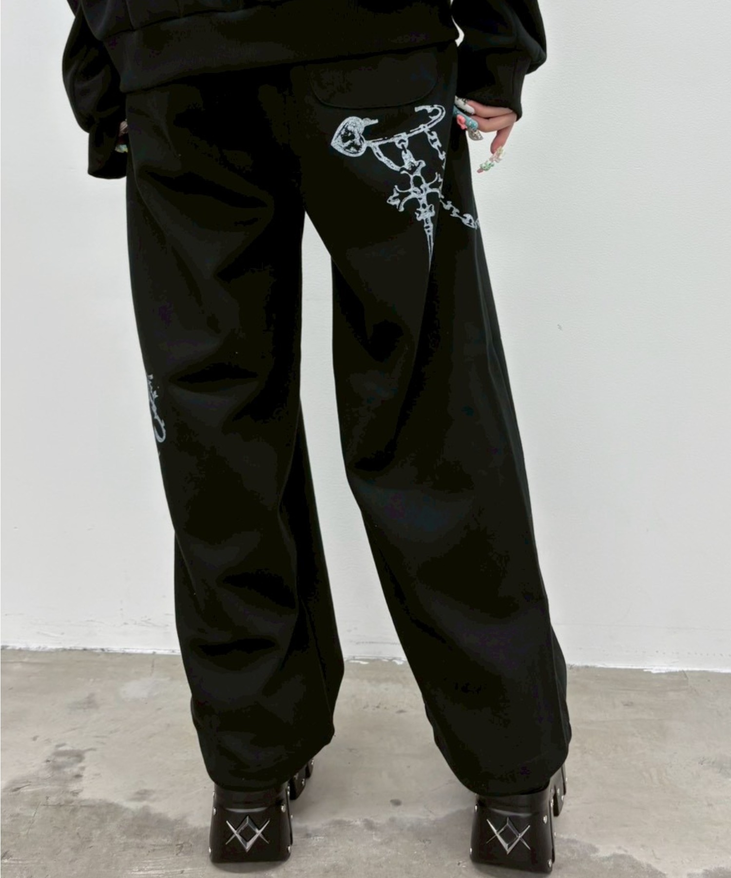 A'GEM/9 × .kom 『ARULE/アルール』Chain Cross Graphic Sweatpants