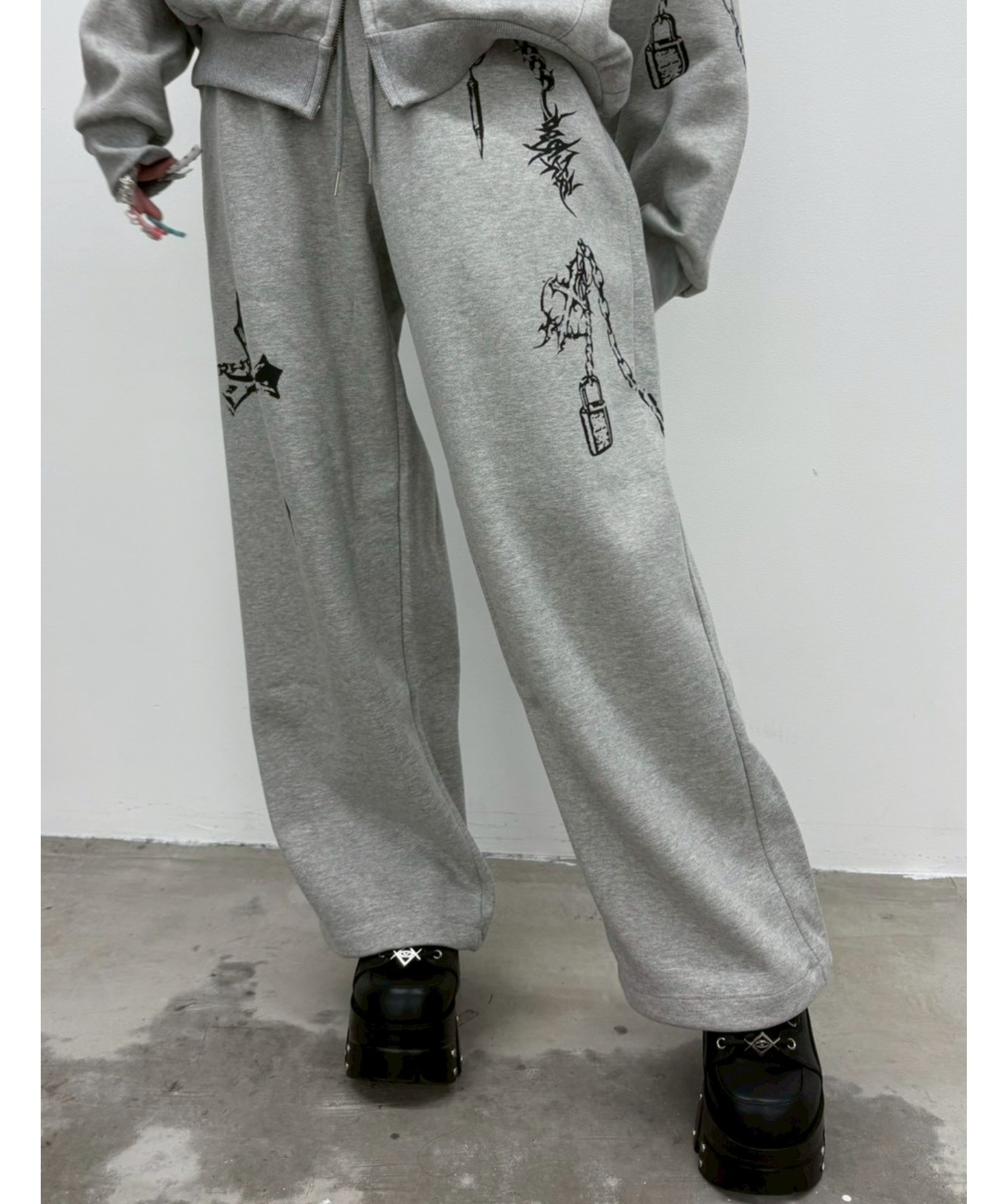 A'GEM/9 × .kom 『ARULE/アルール』Chain Cross Graphic Sweatpants