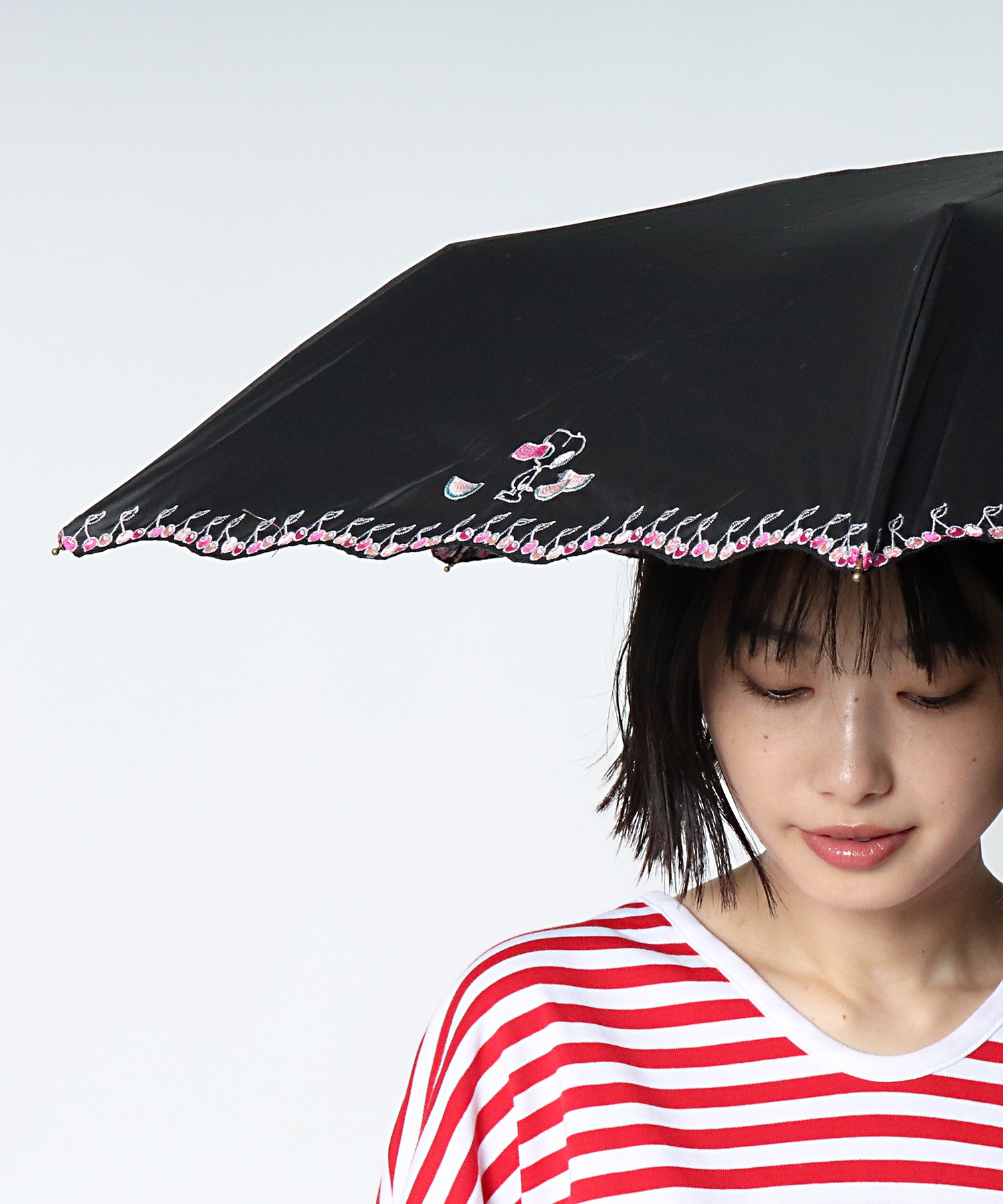 ピーナッツ晴雨兼用刺繍 折りたたみ傘 スヌーピー Sns Ogw アンブレラ Salle De Bal Salle De Bal The Barefoot Online サルデバル ザベアフット オンライン