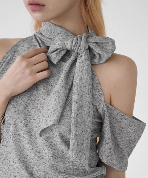 A'GEM/9 × .kom 「.KOM/ドットケーオーエム」 カットアウトショルダー×スカーフデザイントップス レディース A'GEM/9 × .kom 『.KOM/ドットケーオーエム』 カットアウト