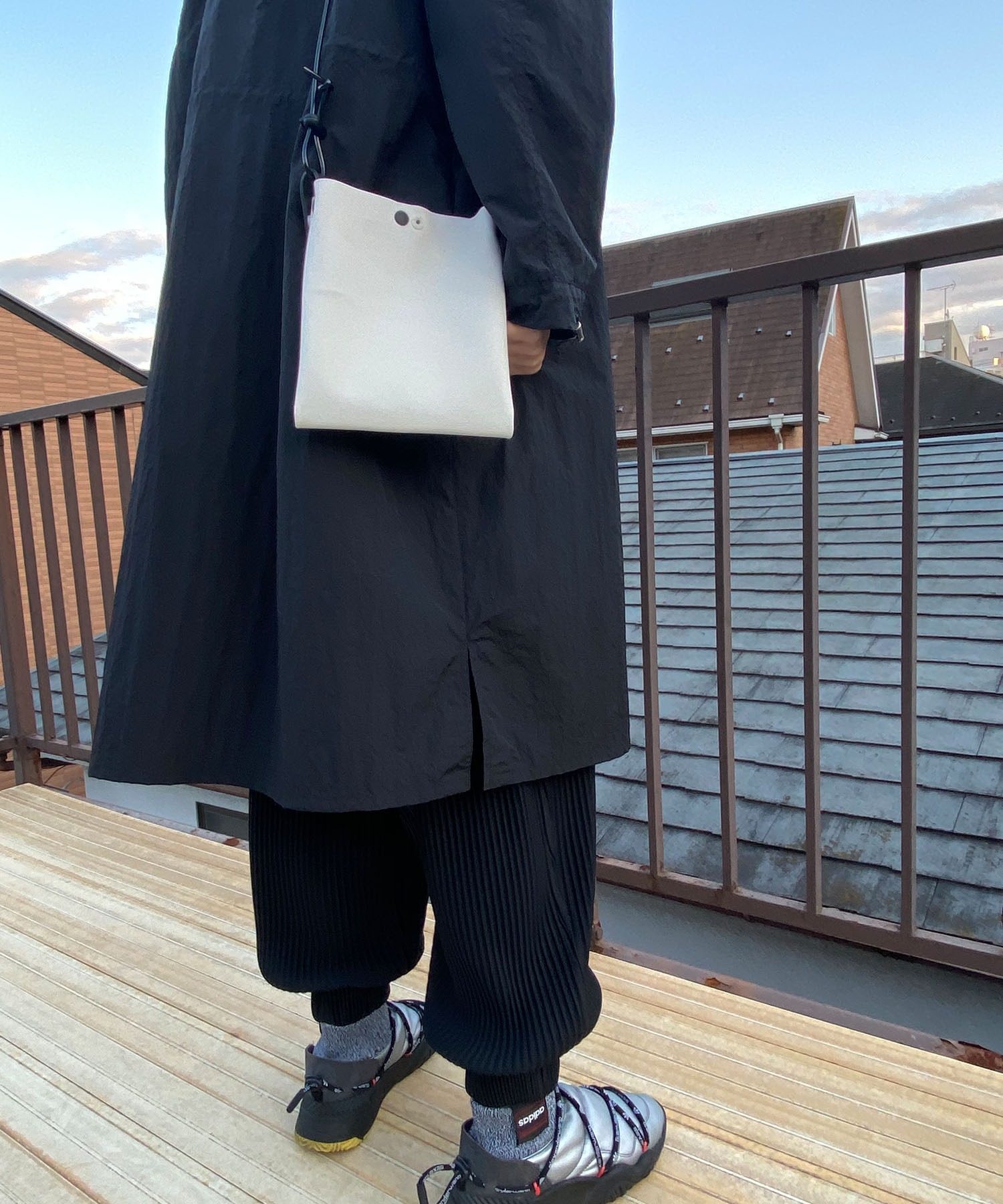KIRIKOMIKIRIKOMI ラム革 X way 無縫製技術 ショルダーバッグ 素晴らしい 超軽 KIRIKOMIKIRIKOMI ラム革 X way 無縫製技術 ショルダーバッグ 素晴らしい 超軽
