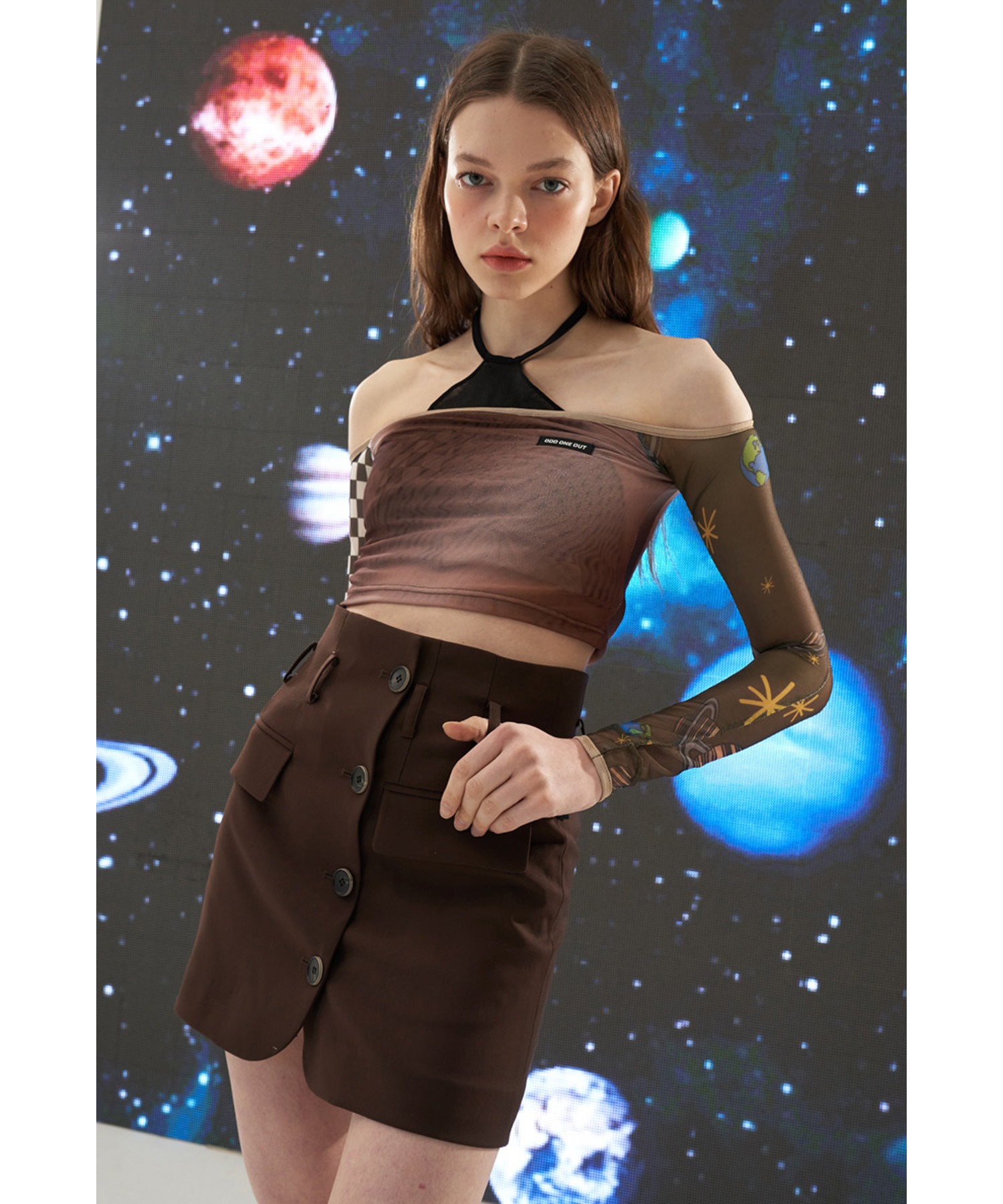 ODD ONE OUT/オッドワンアウト』Space off-shoulder crop T