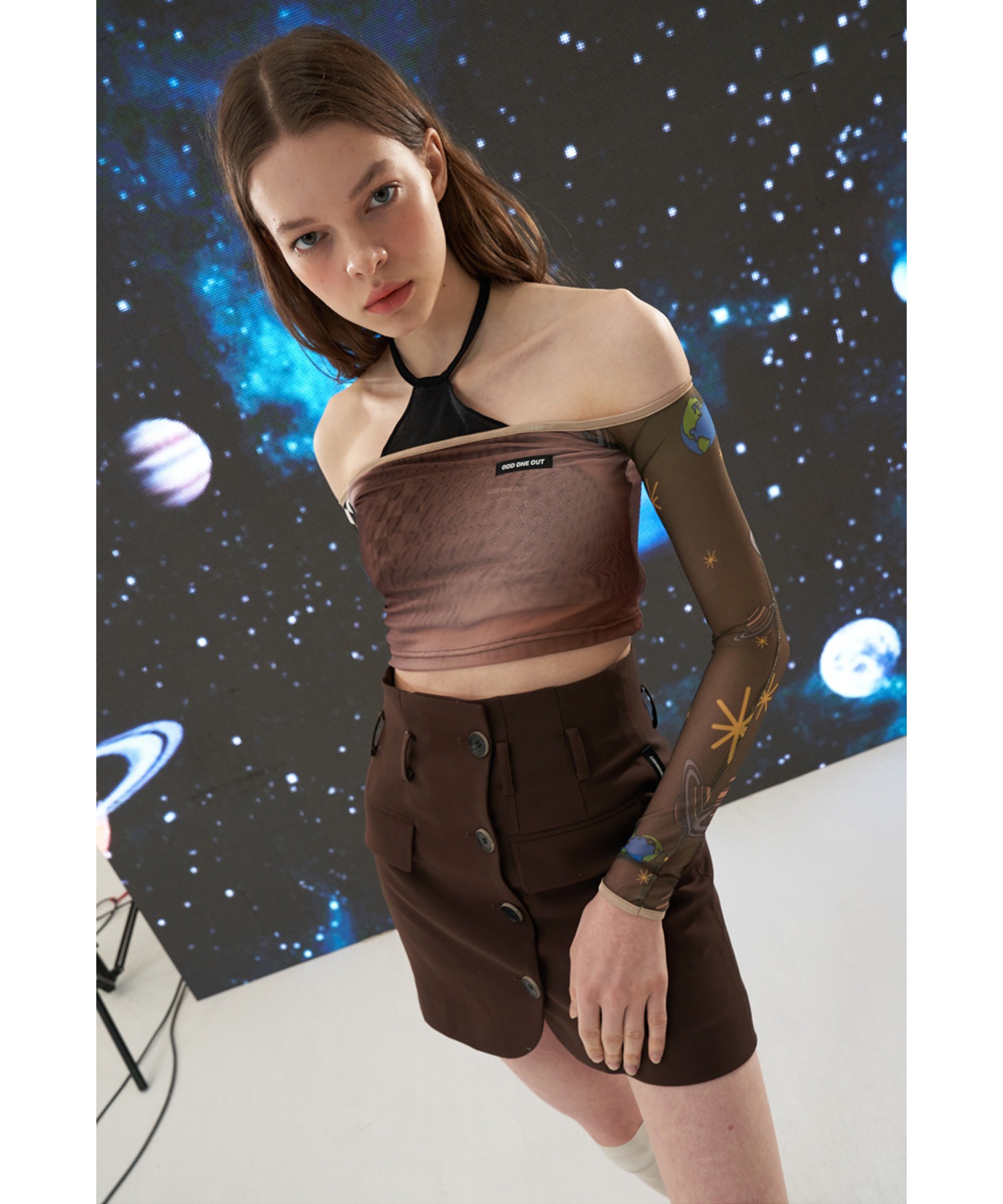 ODD ONE OUT/オッドワンアウト』Space off-shoulder crop T