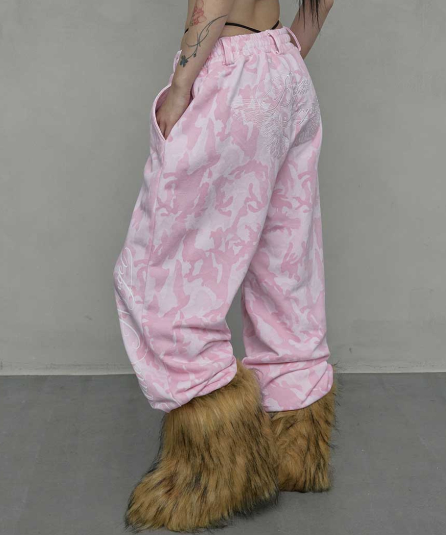 A'GEM/9 × .kom 『NIIER NOR/ニアノア』 BADDIE ANGEL SWEATPANTS