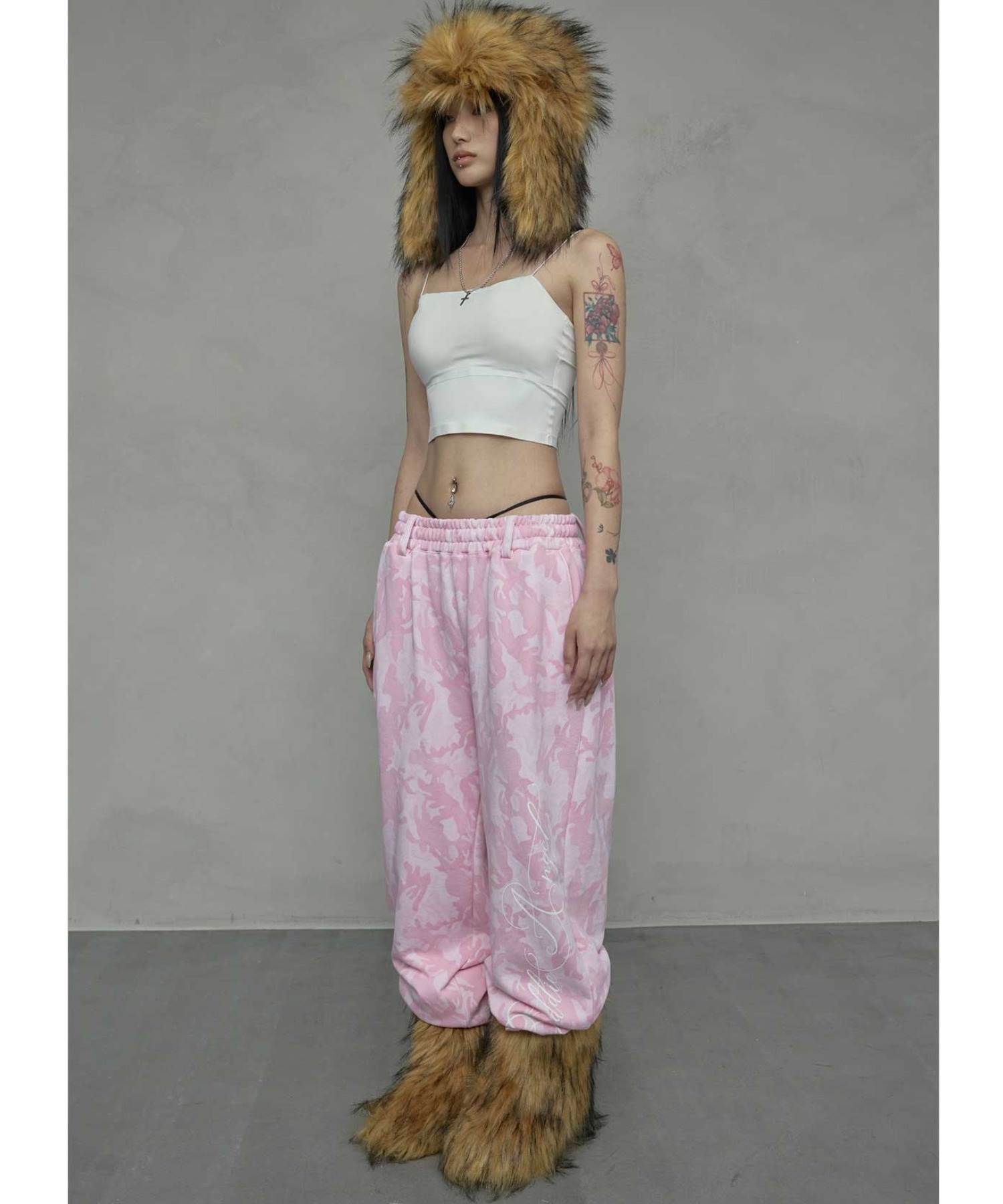 A'GEM/9 × .kom 『NIIER NOR/ニアノア』 BADDIE ANGEL SWEATPANTS