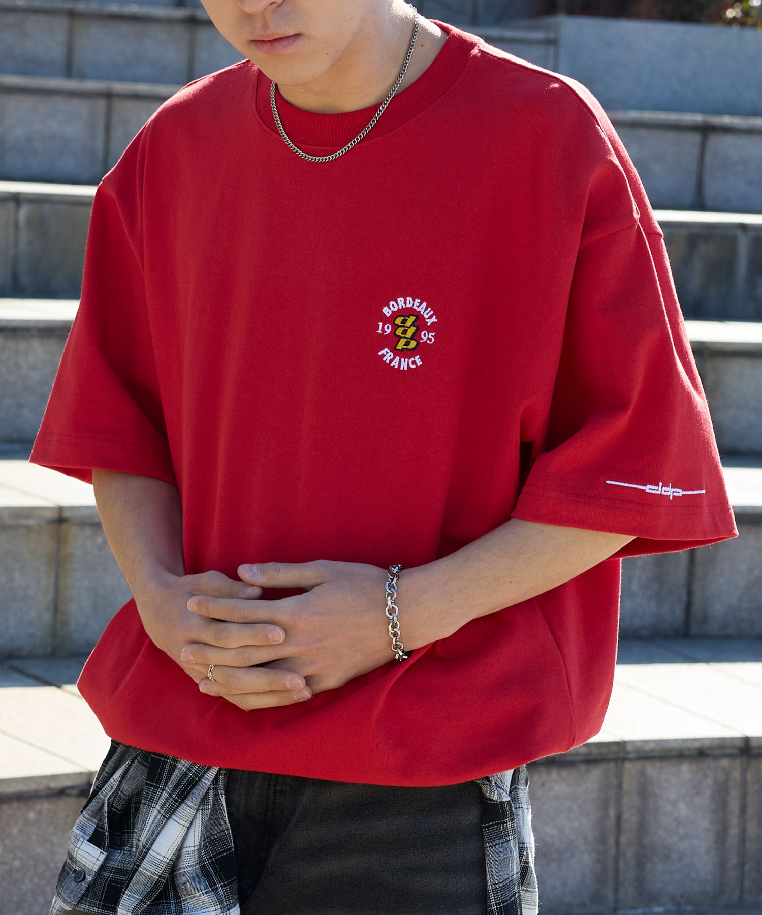 ダークブルーワイドパンツ 赤いロゴ付き 夏のワイドパンツの着こなし26 