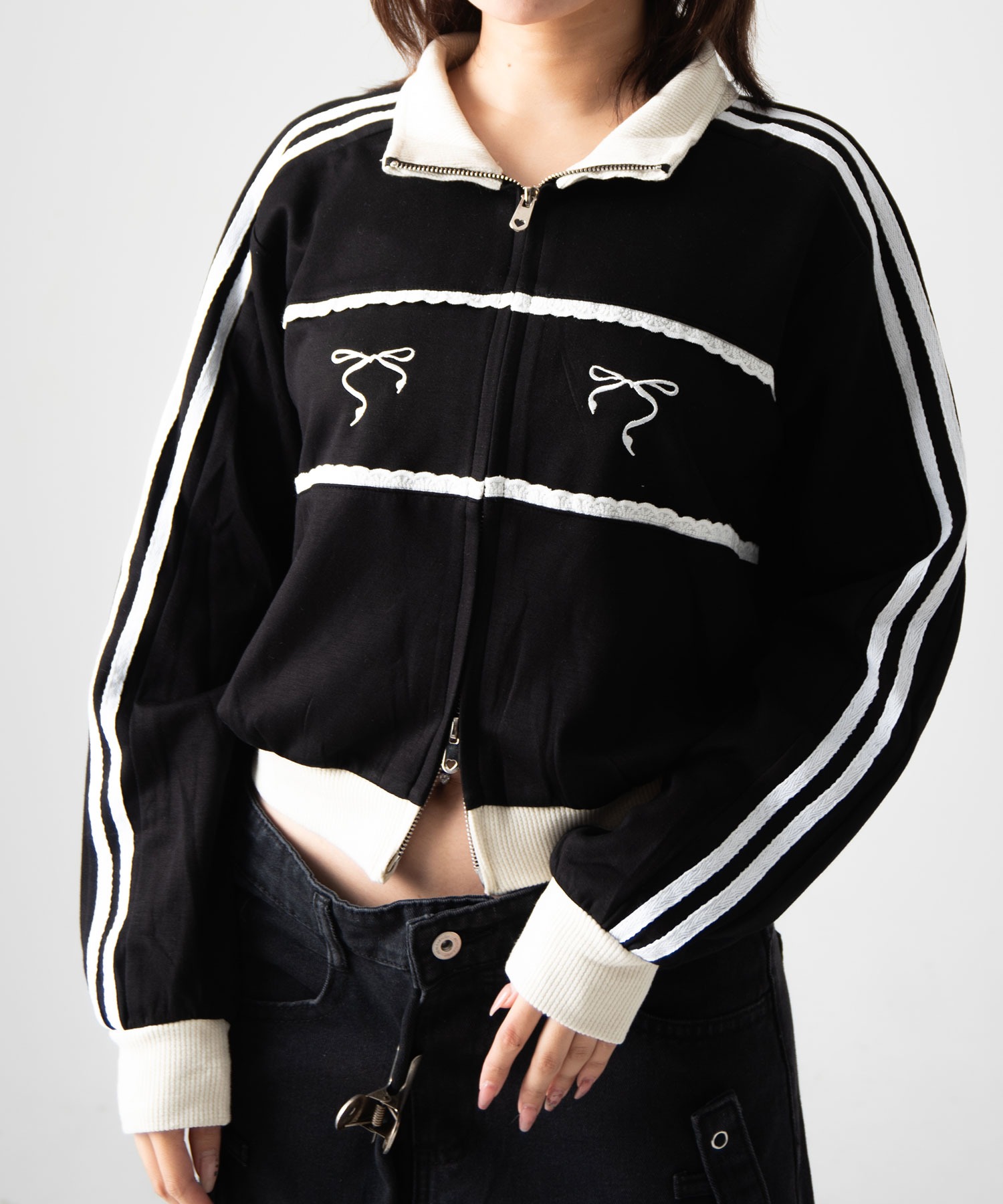 A'GEM/9 × .kom『.kom/ドットケーオーエム』リボンスポーツジャージ