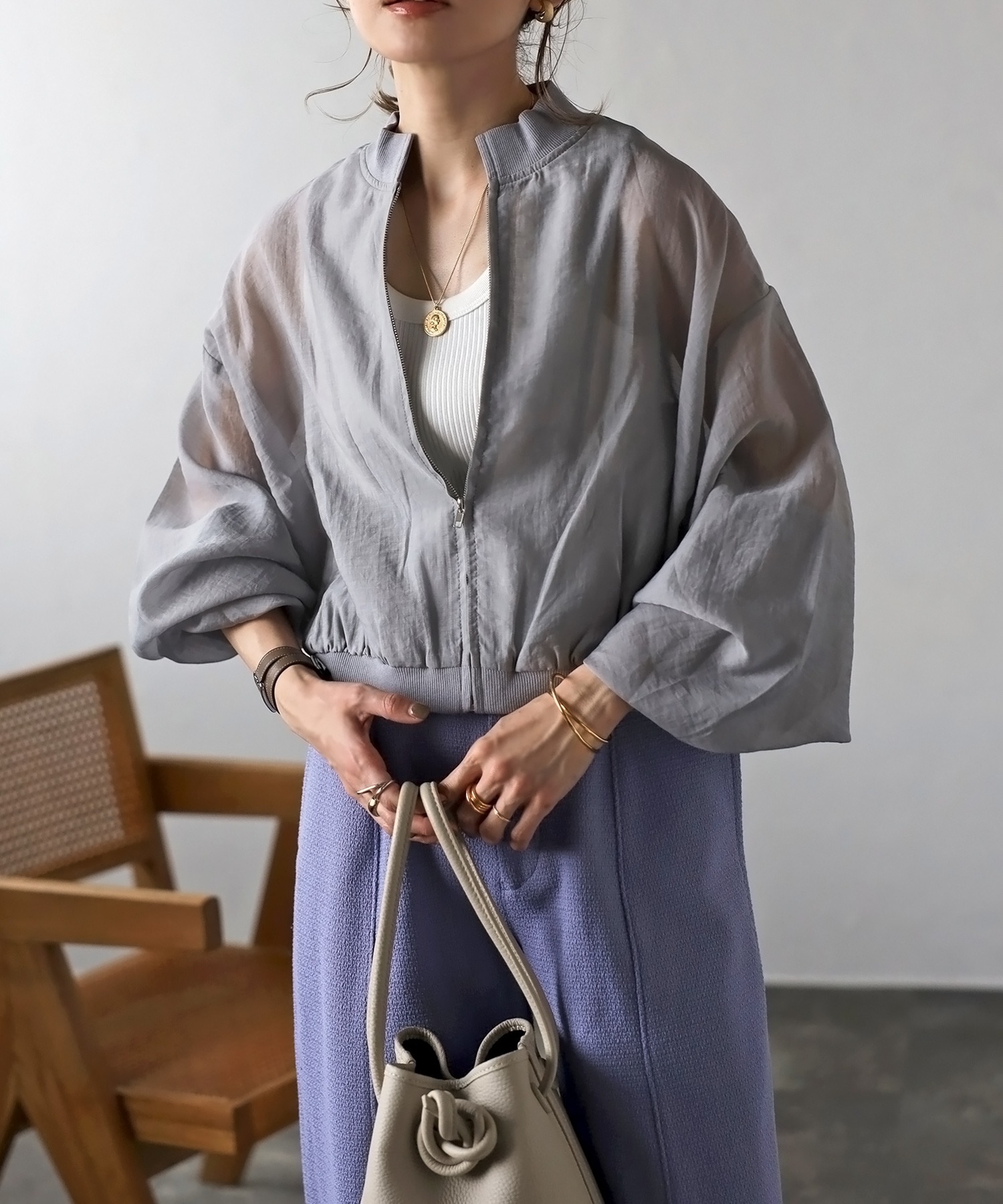 グレー