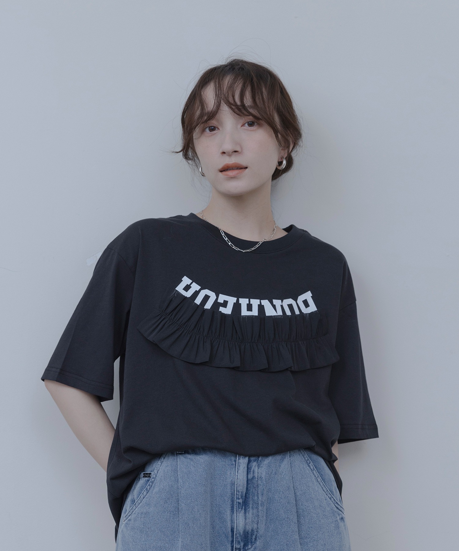 ★【新品】エイミーロウ ウェーブフリルヘムレースTシャツ ブラック 今季新作★ ウェーブフリルロゴプリントTシャツ Eimee Law│Eimee Law & LHELBIE
