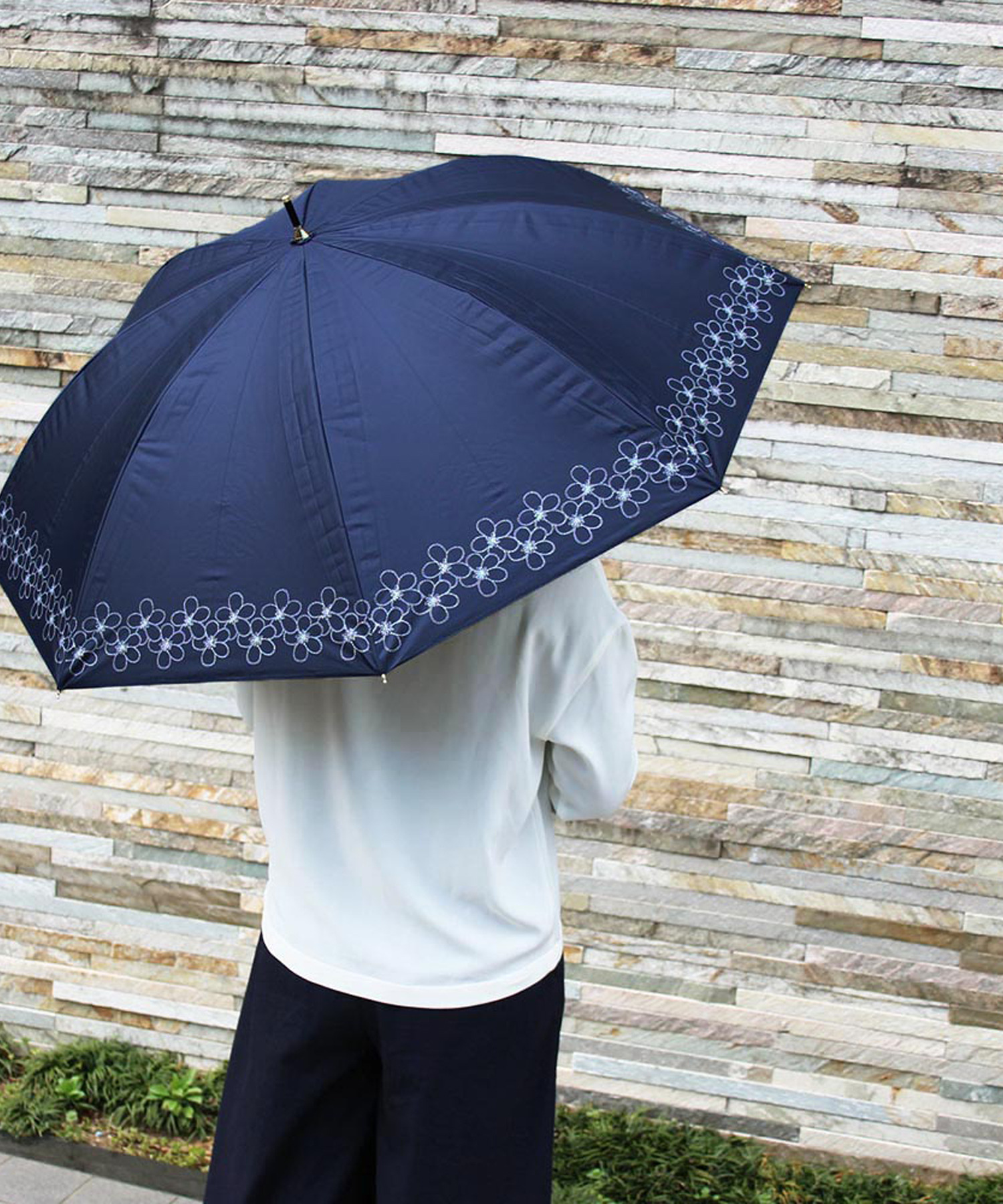 ウィズ Wiz 晴雨兼用 日傘 軽量 Bigｻｲｽﾞ55 ラウンドフラワー刺繍 長傘