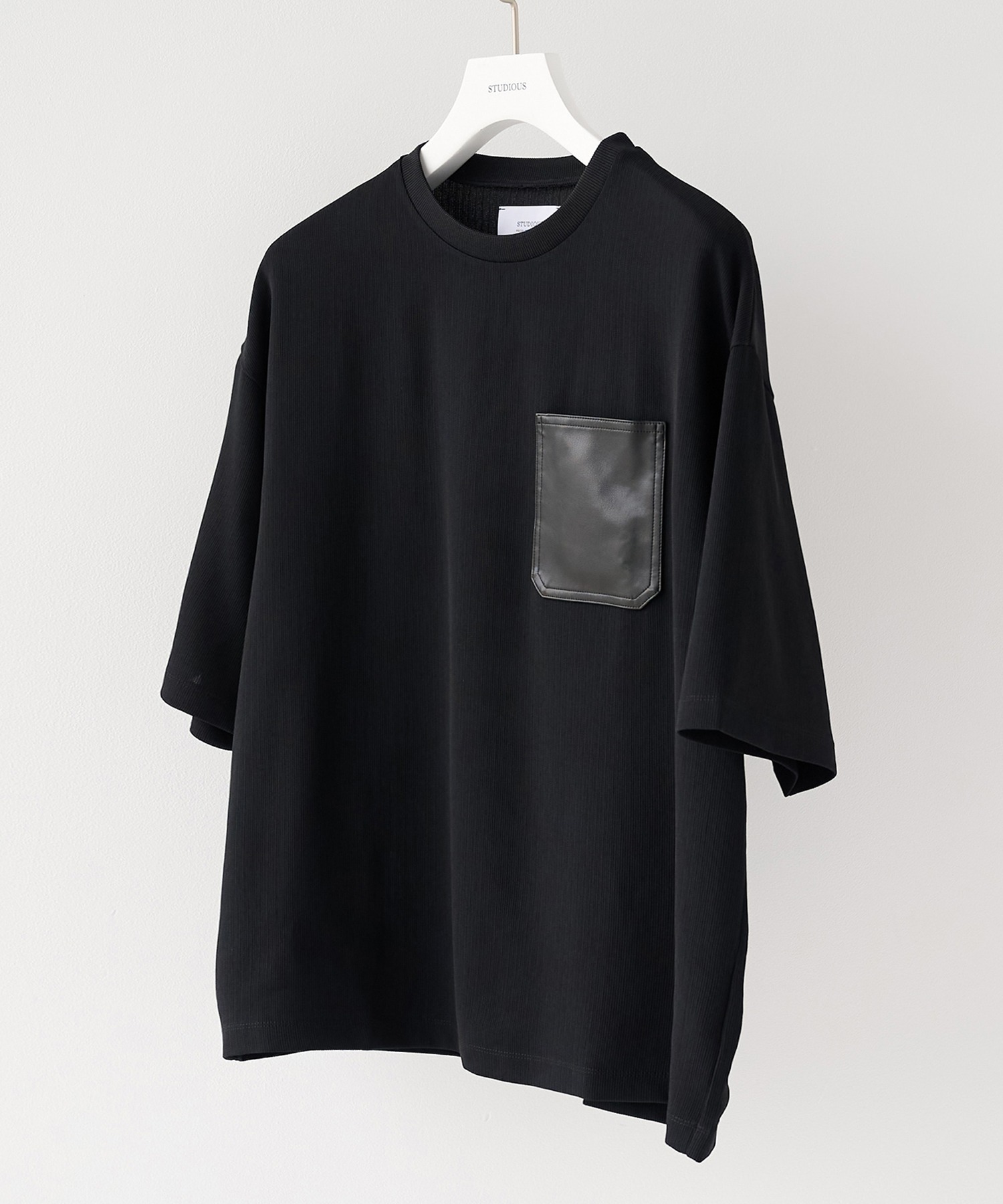 STUDIOUS DRY DOBBY LEATHER POCKET TEE — футболка с кожаным карманом