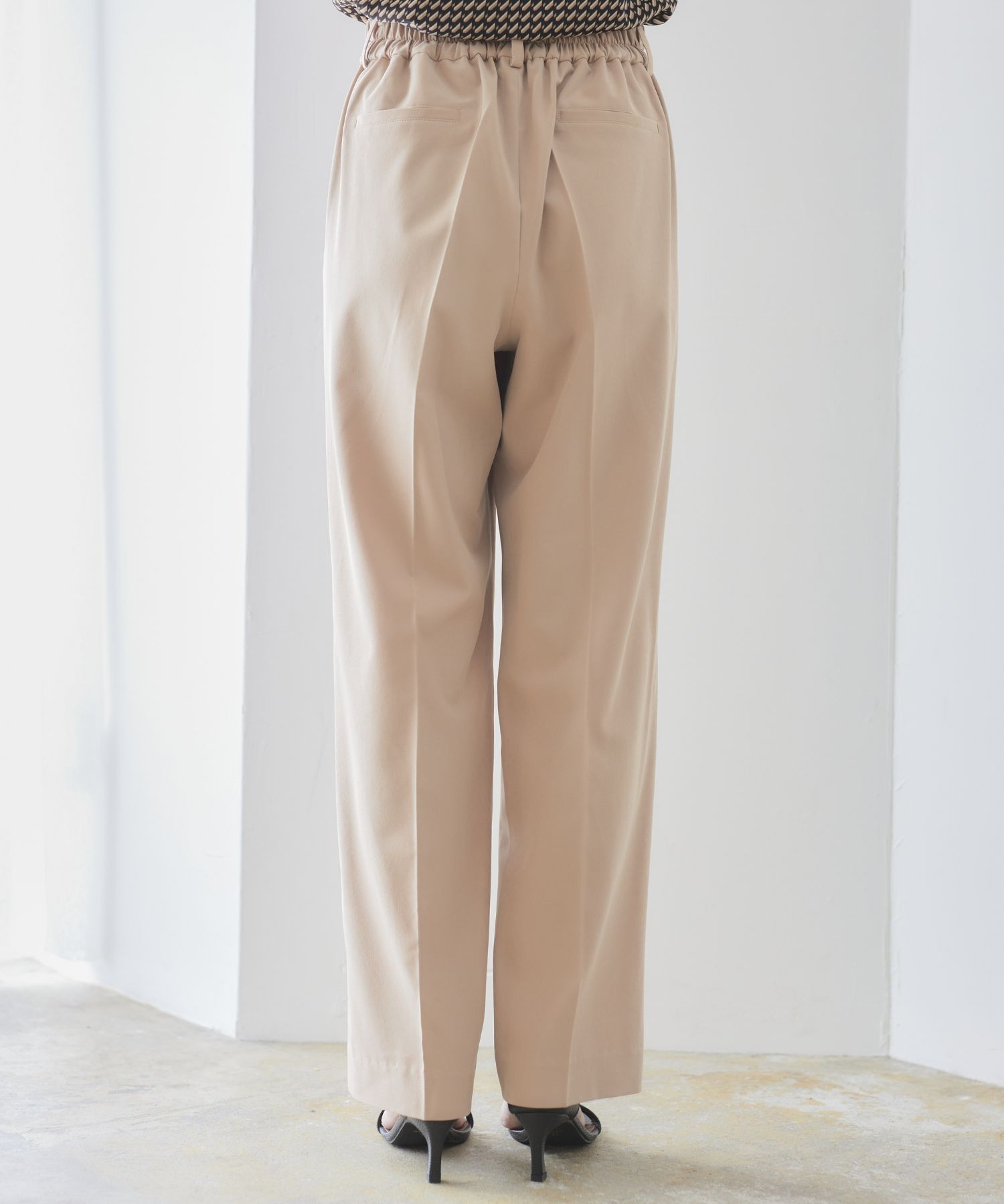 Back：ストレートパンツ
