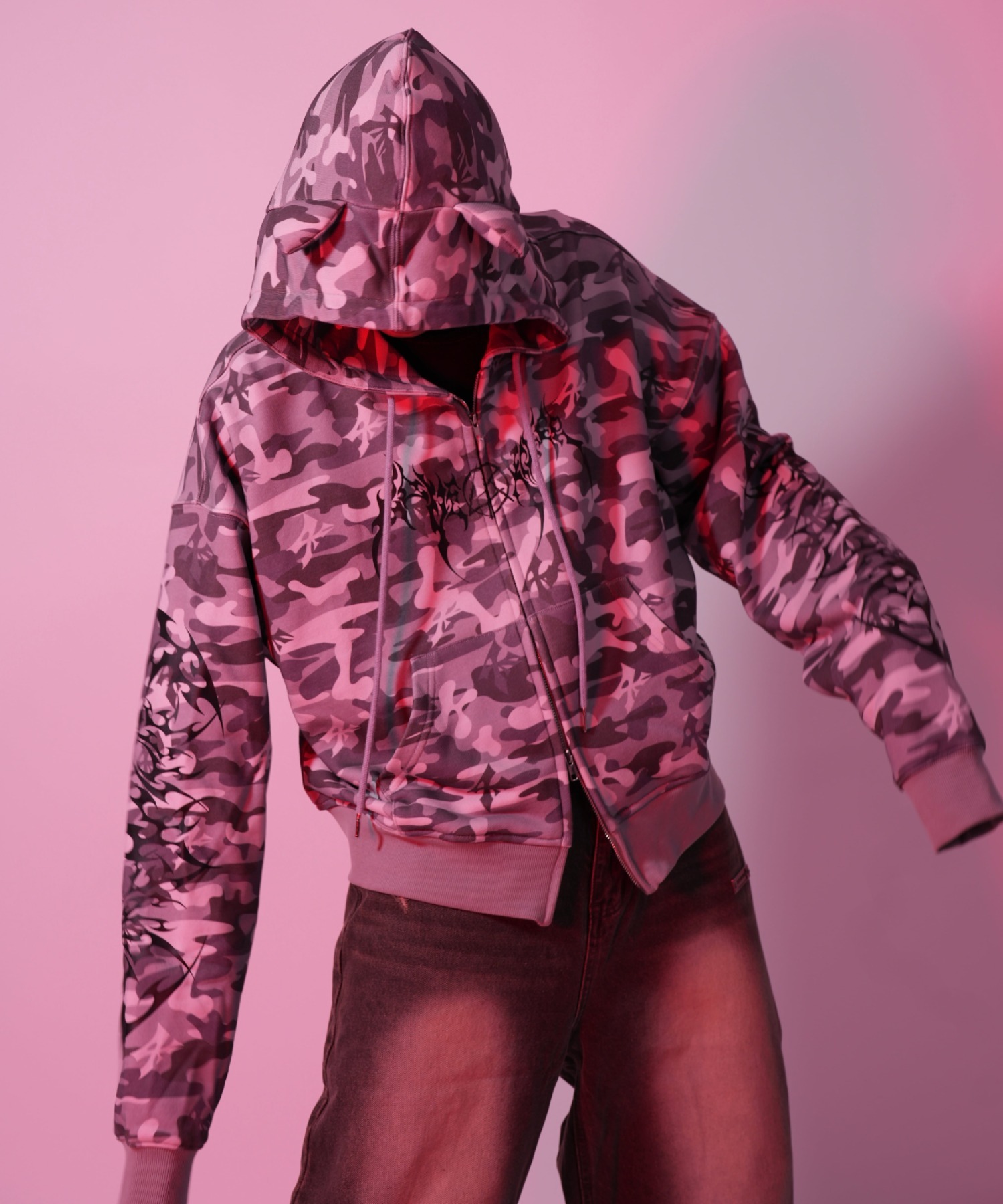 きゃらあい　作品　「camo」　オブジェ A'GEM/9 × .kom 『LOVE KILLER/ラブ キラー』CAMO LOGO CAT ZIP-UP