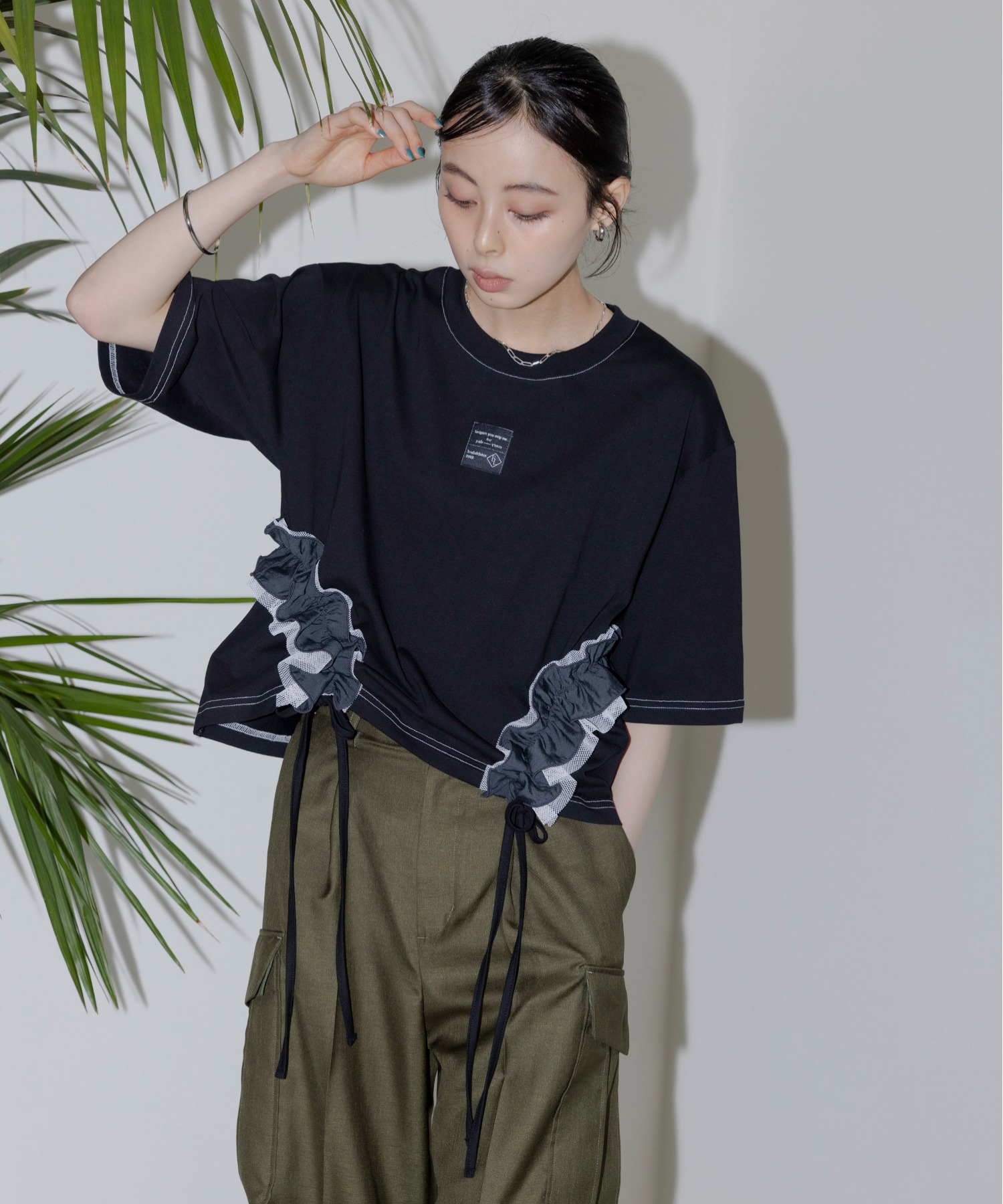 新品 今季 エイミーロウ サイドフリル ドロスト クロップドTシャツ ブラック サイドフリル ドロスト クロップドTシャツ Eimee Law│Eimee Law