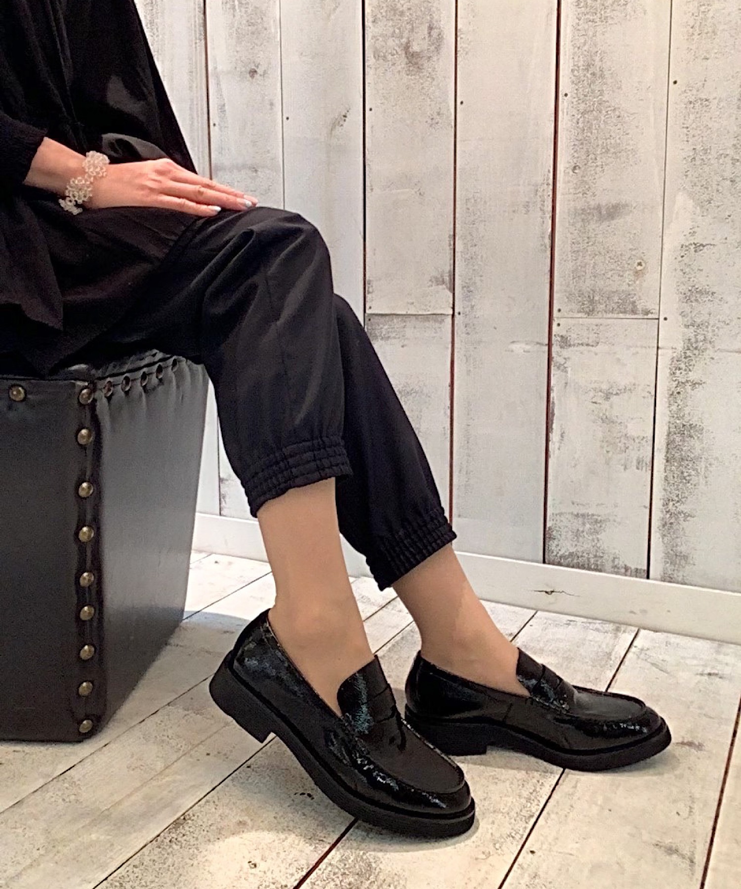 CHARLES  KEITH T字ストラップ ローファー 黒 25cm