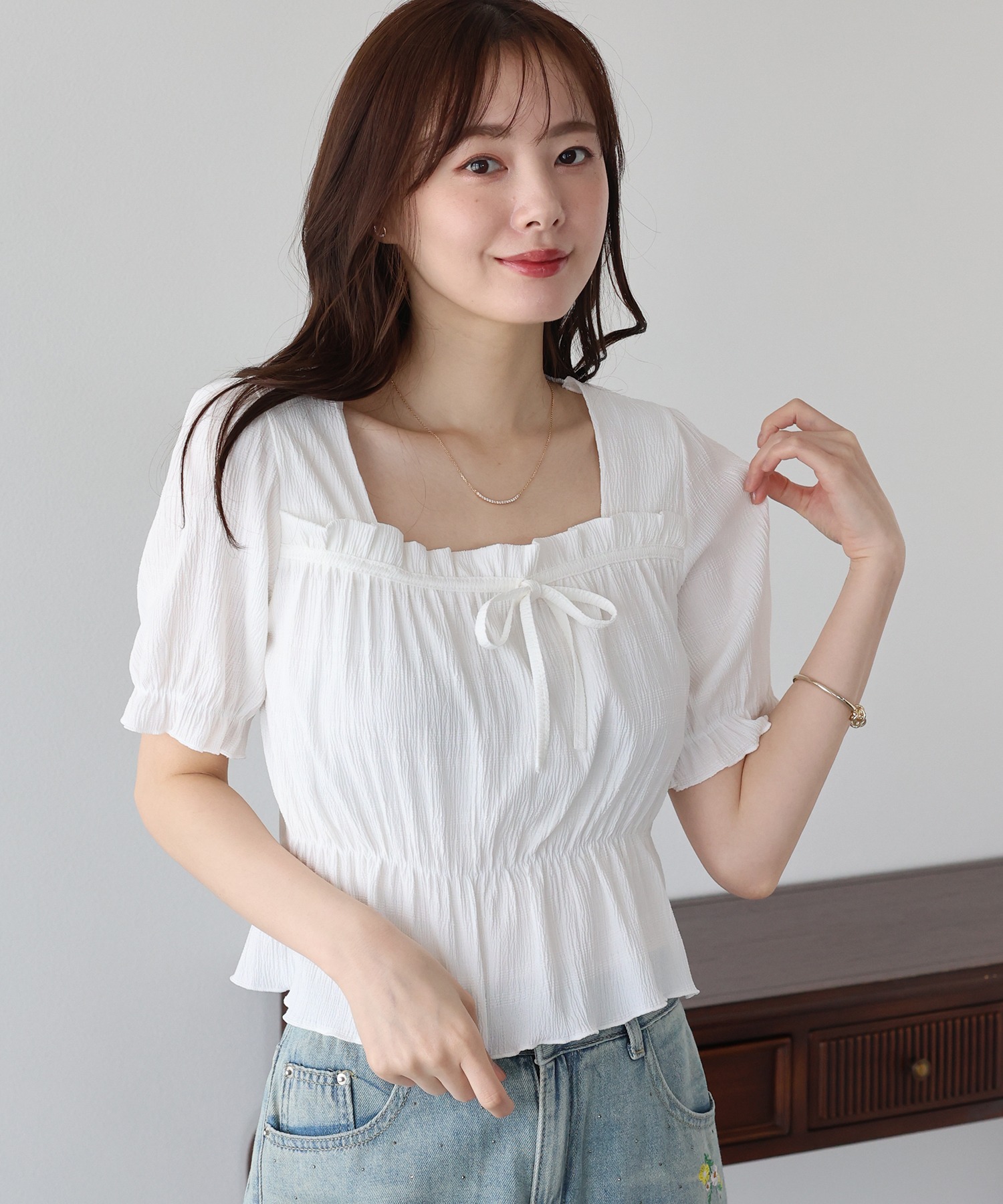 Square neck ribbon gabardine blouse — блуза с оборкой и бантом