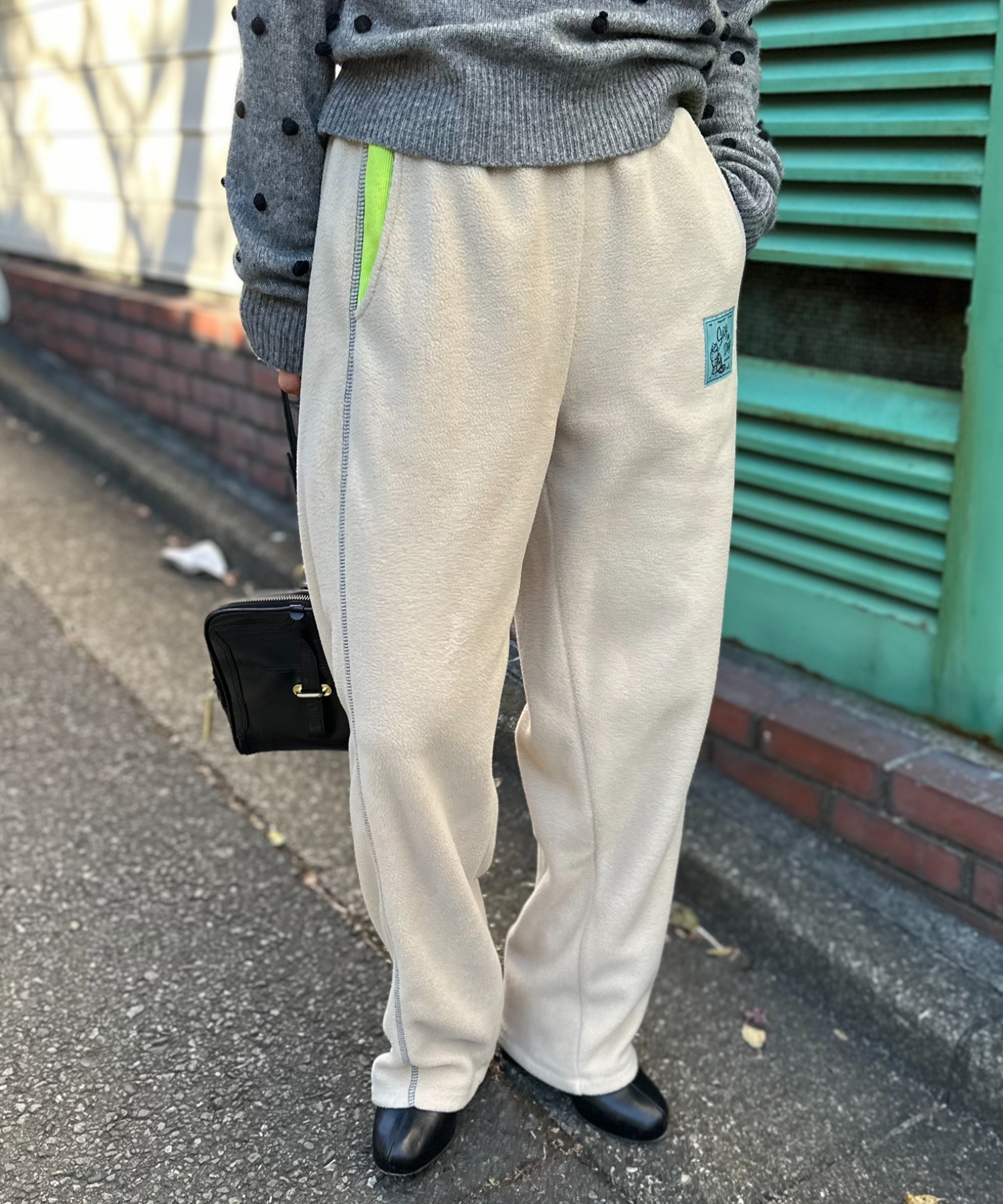 ベージュ