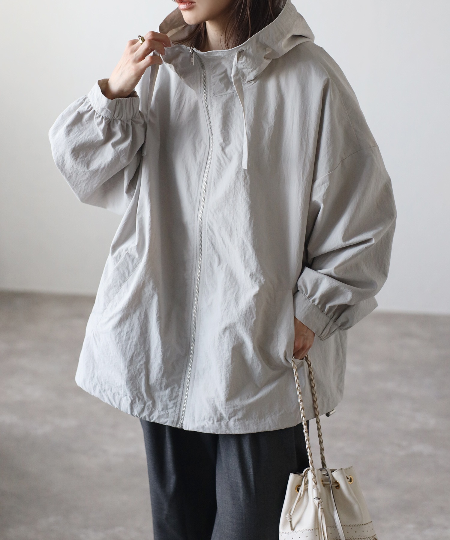 ライトグレー