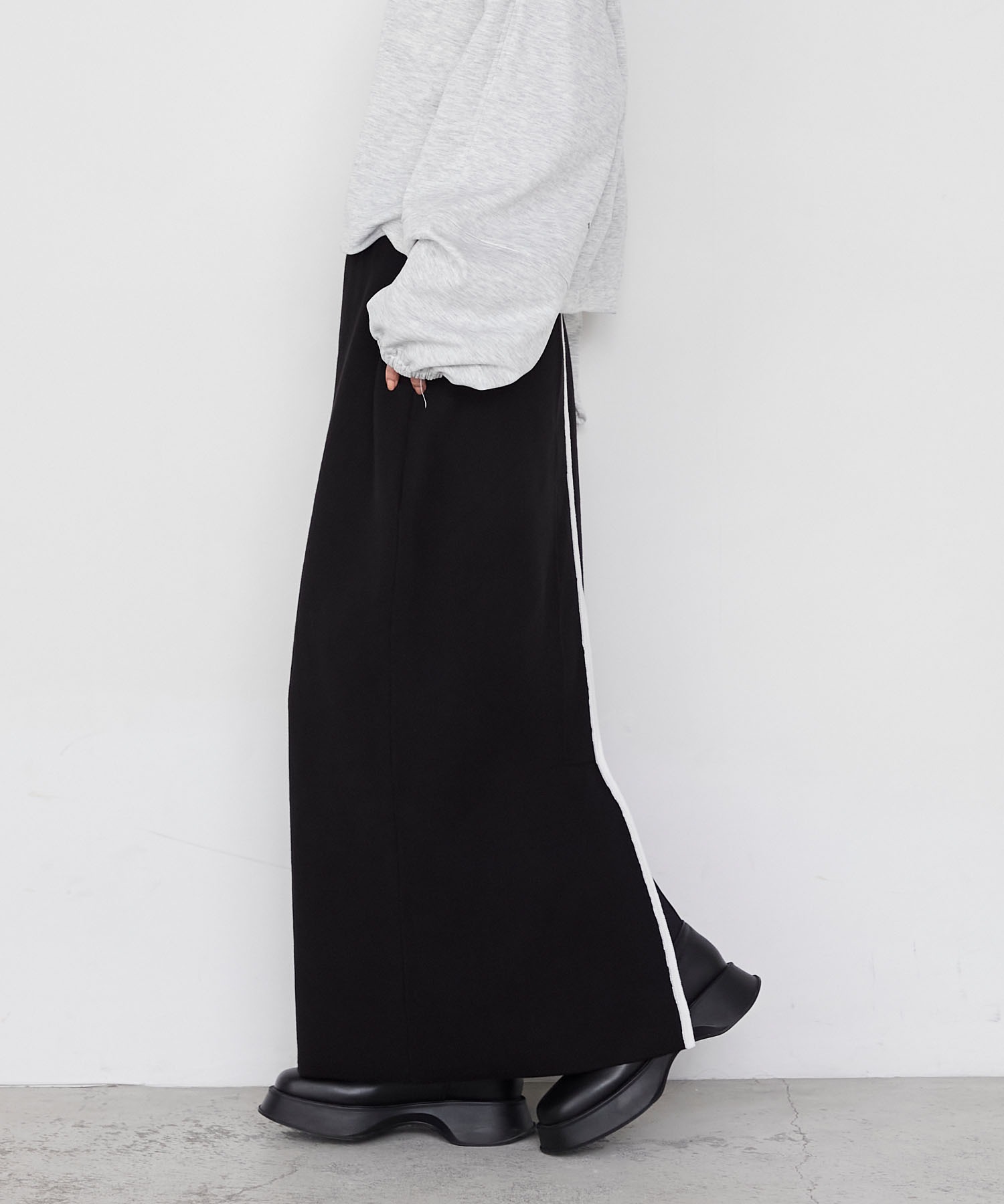 【forksy.】【セットアップ対応】スウェットライクIラインナロースカート