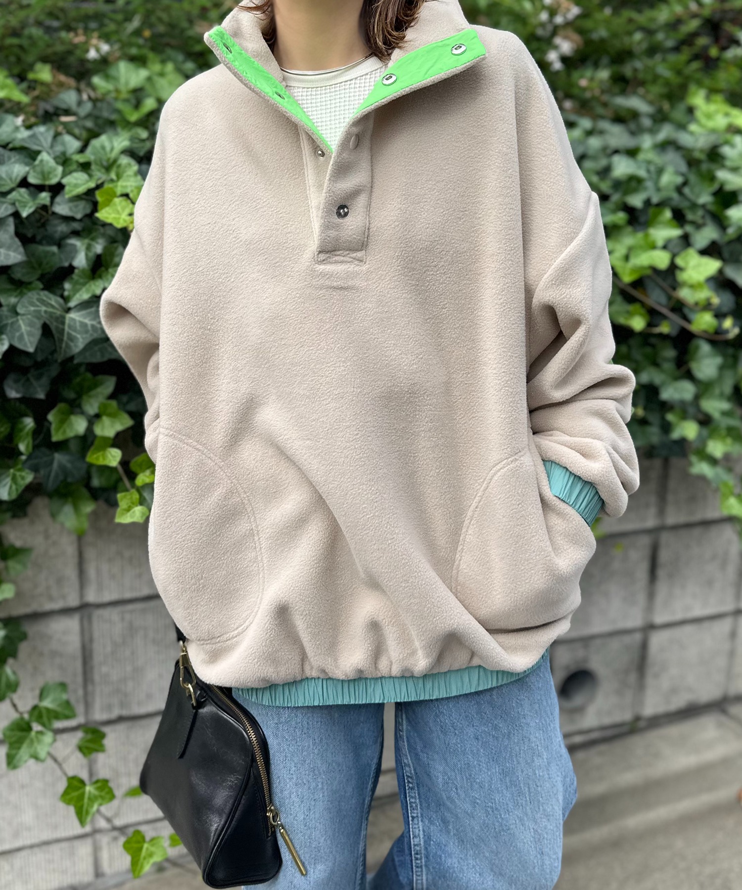 ベージュ系その他（ネック内側：グリーン）
model:154cm 着用サイズ:FREE