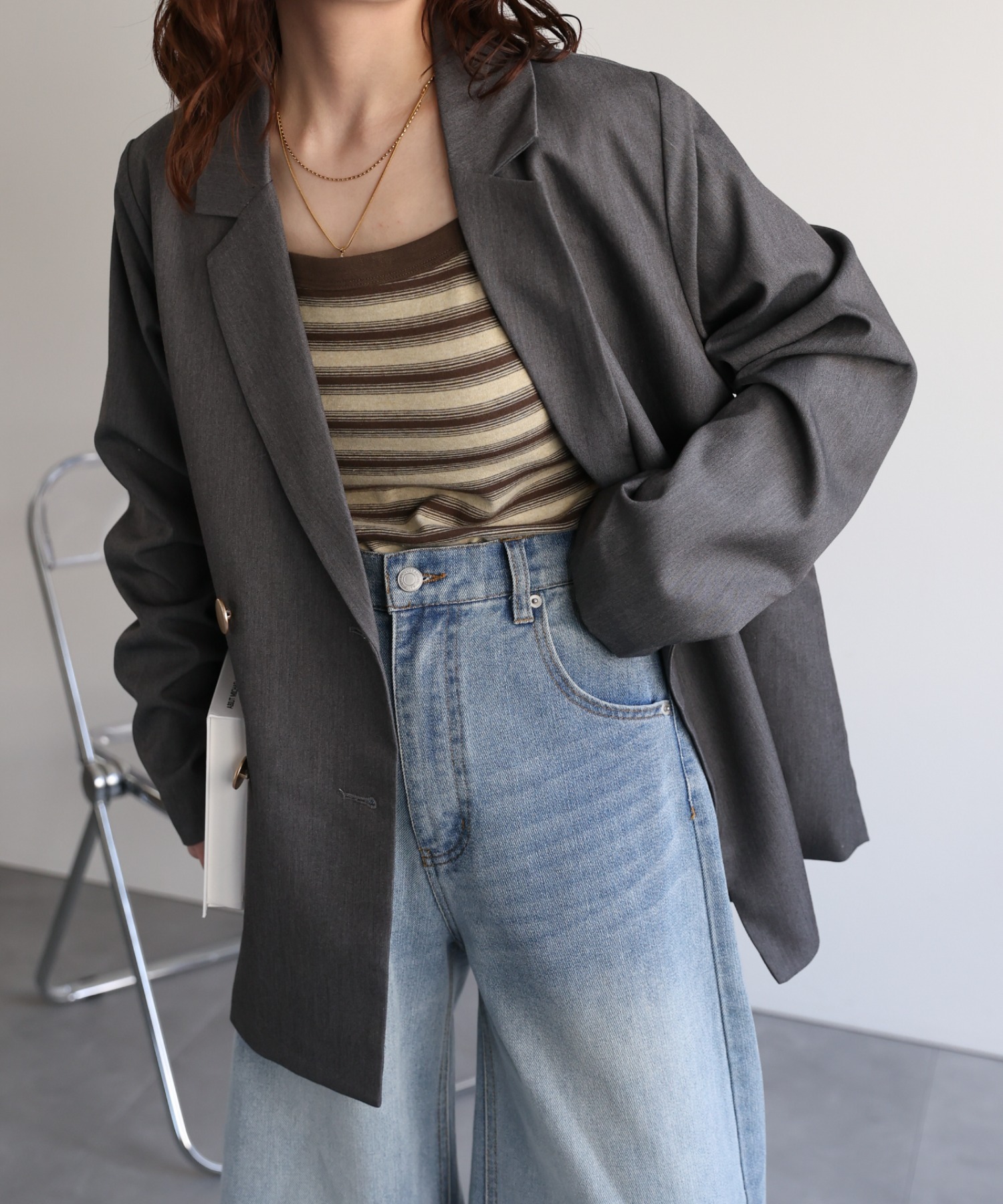 グレー