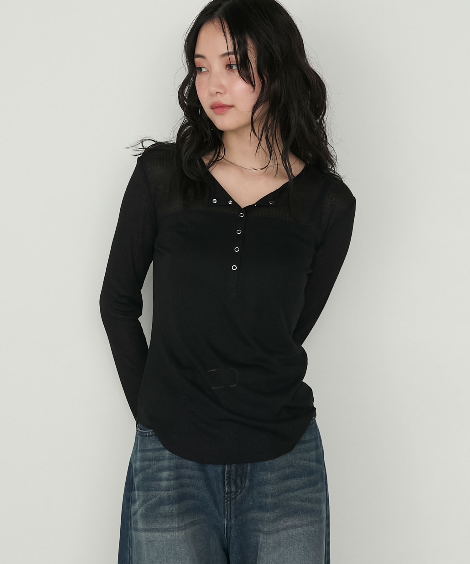 ✨25AW新品✨TRANOI トラノイ ヘンリーネックトップス BLACK forksy.】シアーヘンリーネックラウンドヘムロングスリーブ