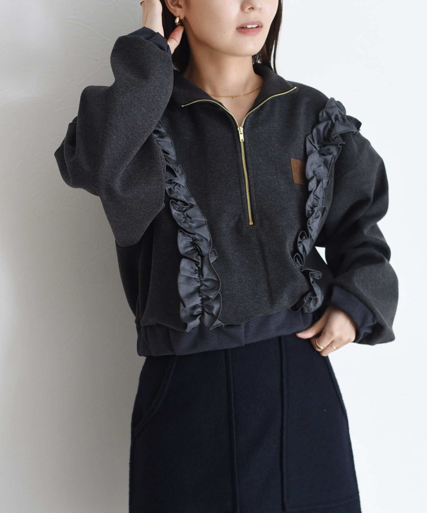 ギャザーフリルハーフZIPトップス Eimee Law│Eimee Law & LHELBIE