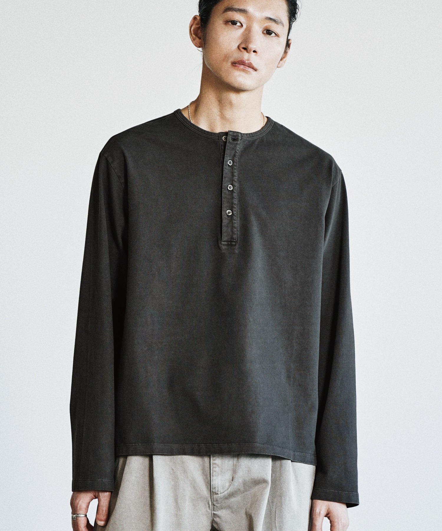 Футболка Henley с длинным рукавом, пигментная окраска