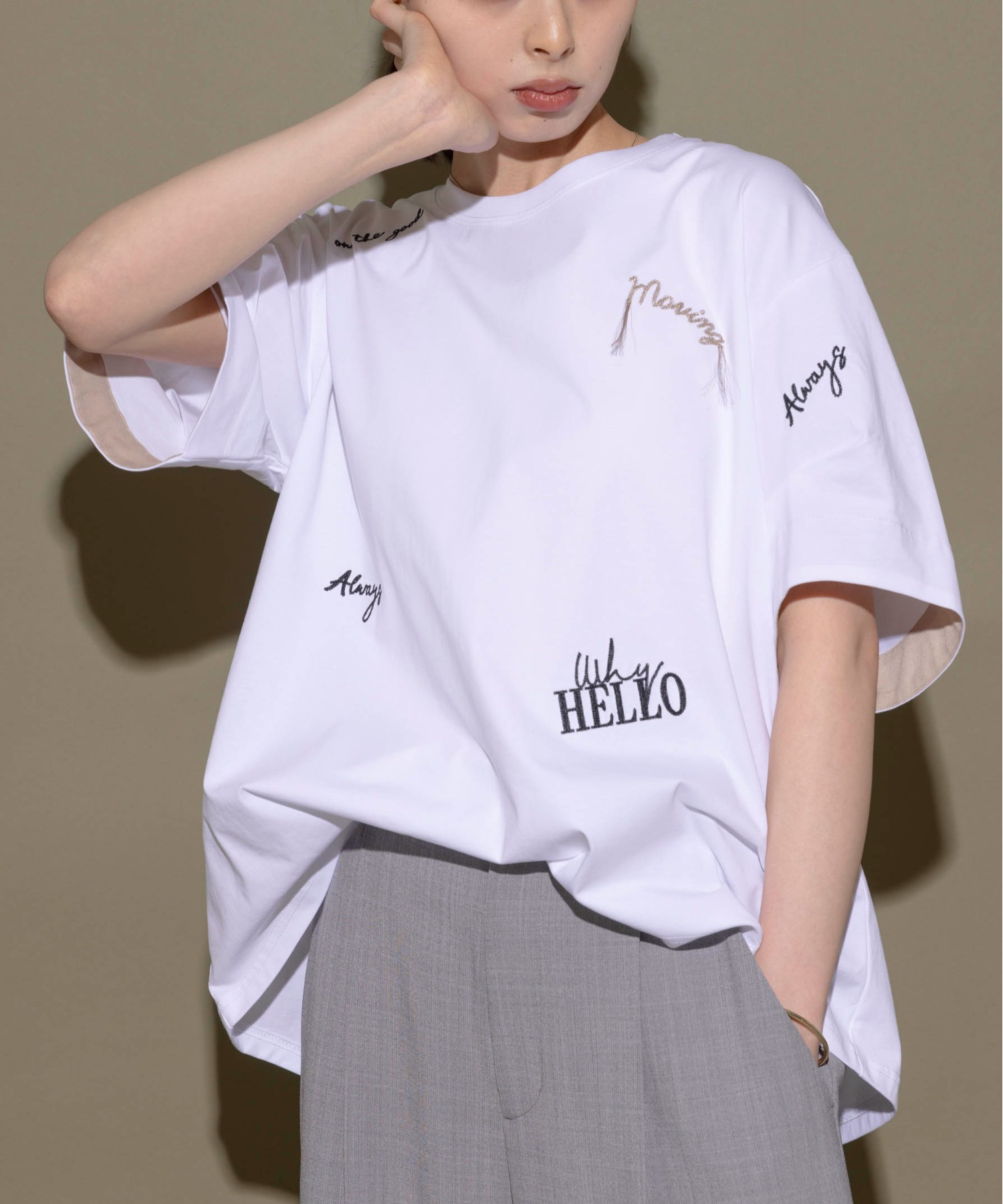 チェーン刺繍ランダムロゴTシャツ Eimee Law│Eimee Law & LHELBIE 