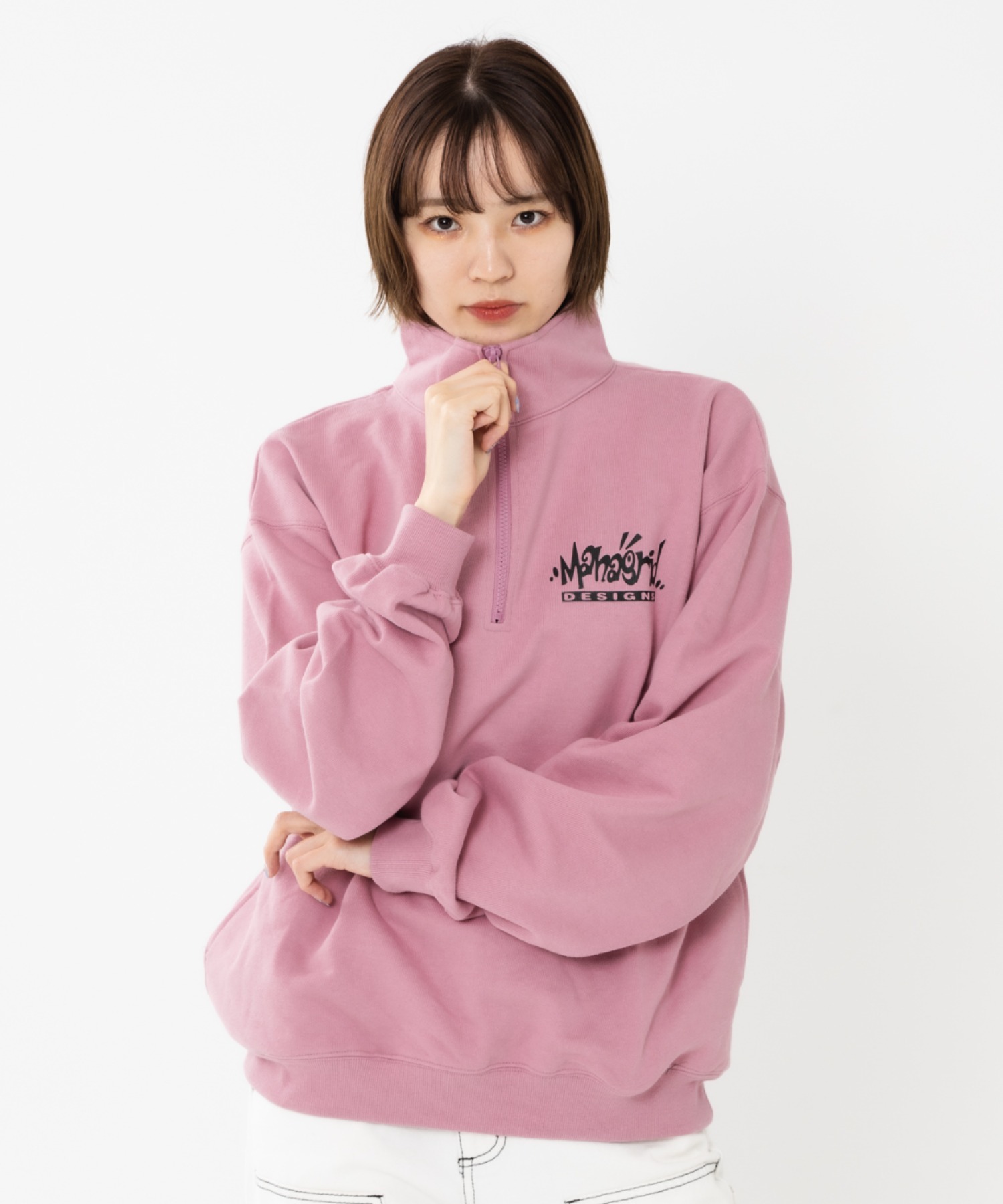 mahagrid/マハグリッド』LABEL LOGO HALF ZIP SWEATSHIRT/ラベルロゴ