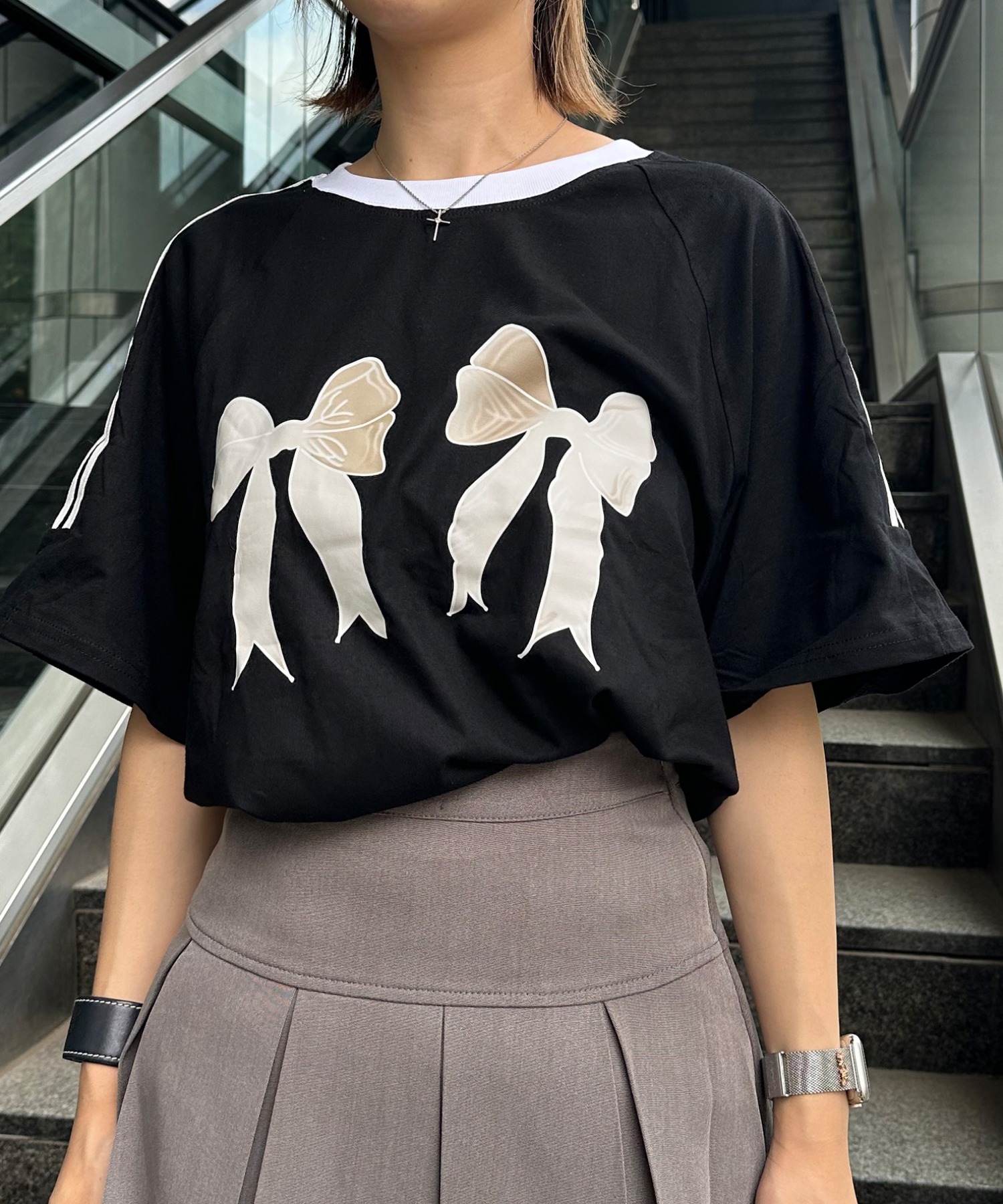 A'GEM/9 × .kom 「.KOM/ドットケーオーエム」 2Pトップ レディース A'GEM/9 × .kom 『.KOM/ドットケーオーエム』 オーバーリボン