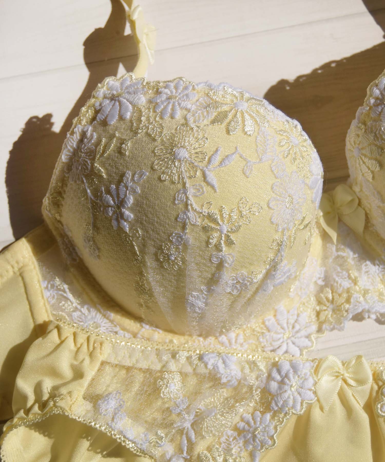 トレンド感のある柔らかいイエローがフラワー刺繍をより惹きたてます♪